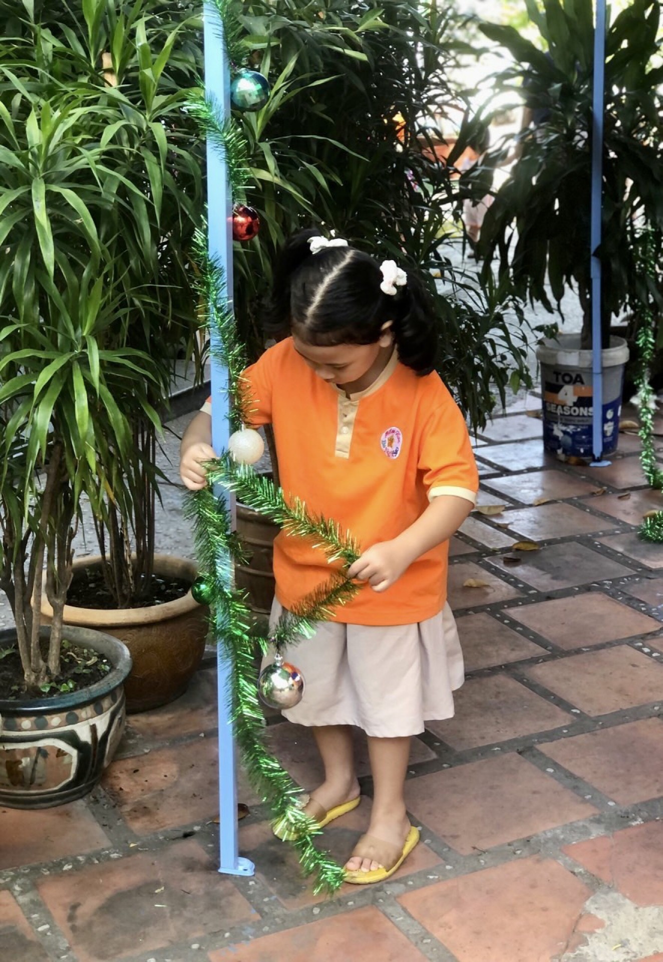 BÉ CHUẨN BỊ TIỆC GIÁNG SINH