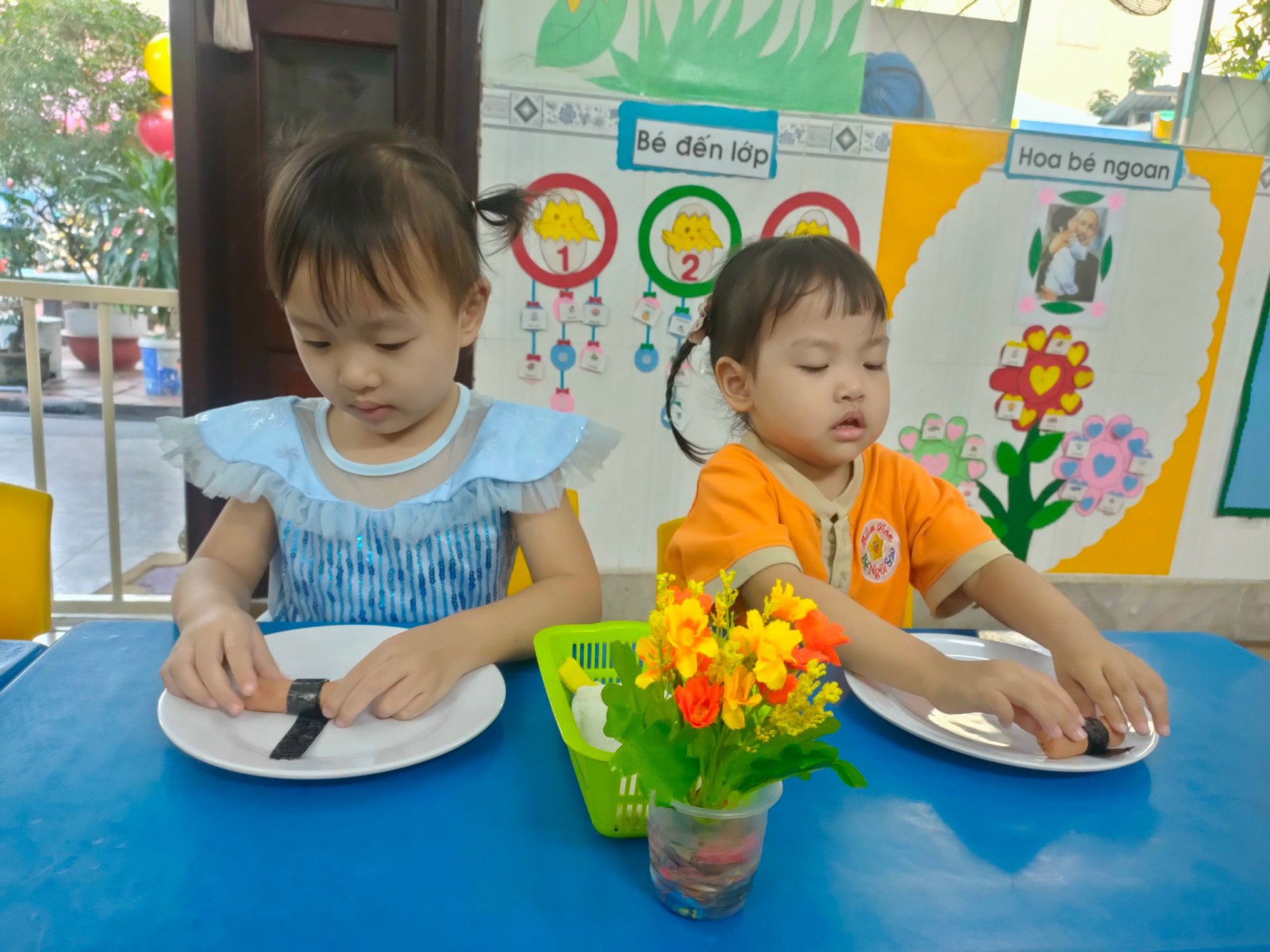 BÉ CHUẨN BỊ TIỆC GIÁNG SINH