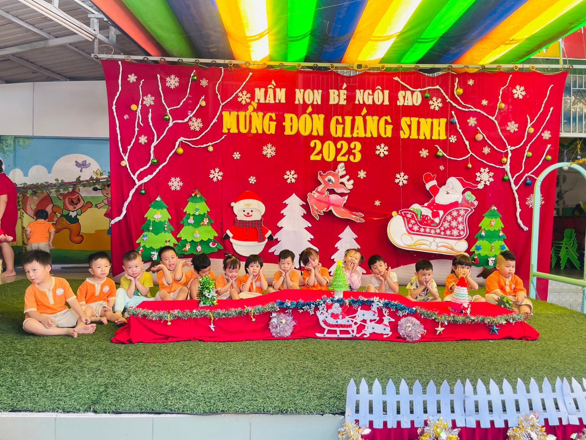 BÉ CHUẨN BỊ TIỆC GIÁNG SINH