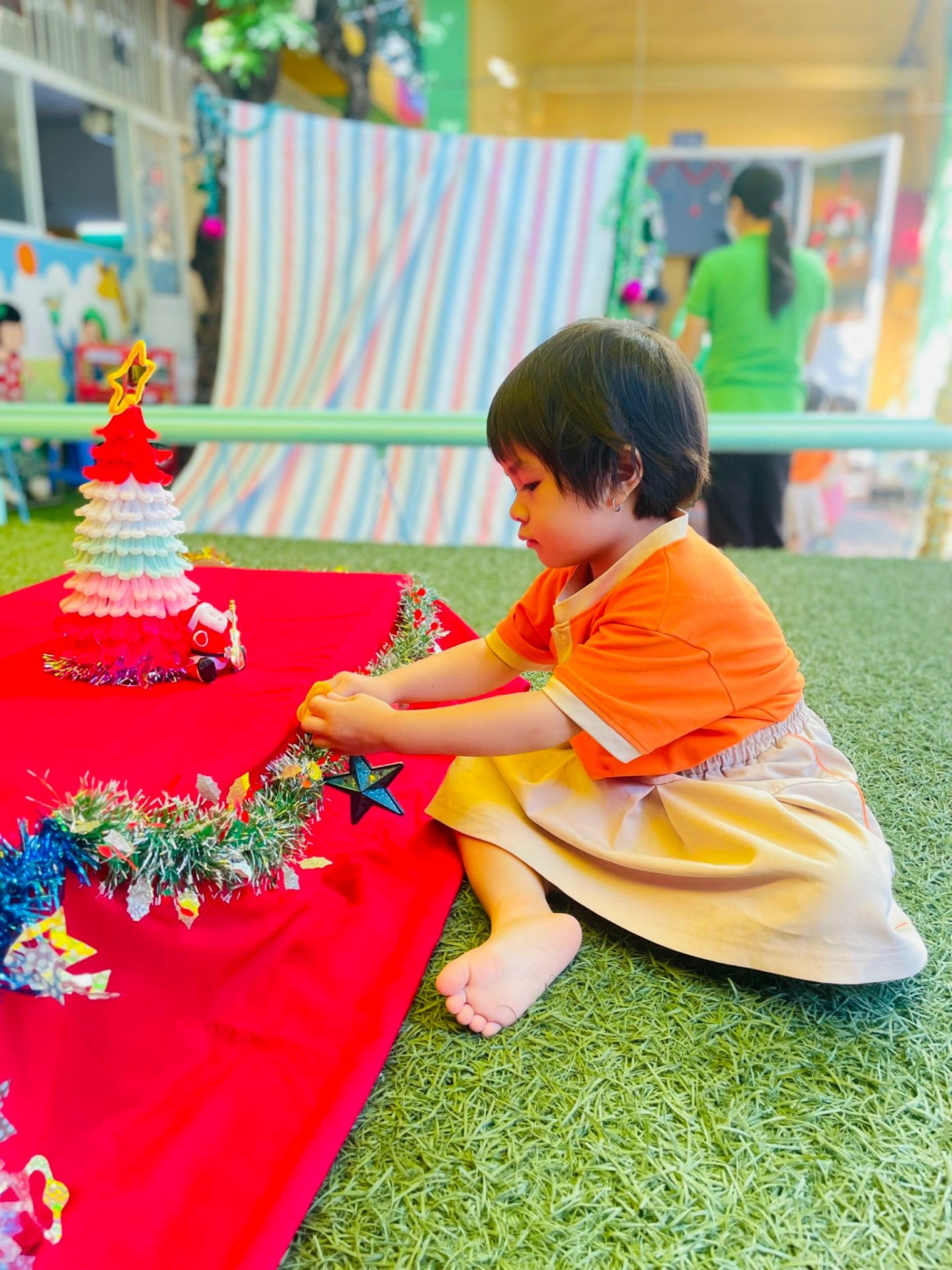 BÉ CHUẨN BỊ TIỆC GIÁNG SINH