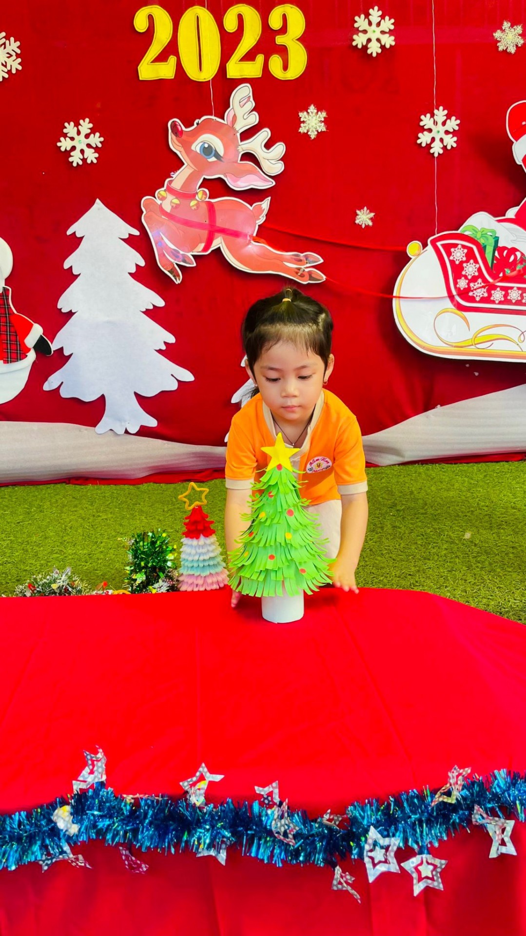 BÉ CHUẨN BỊ TIỆC GIÁNG SINH