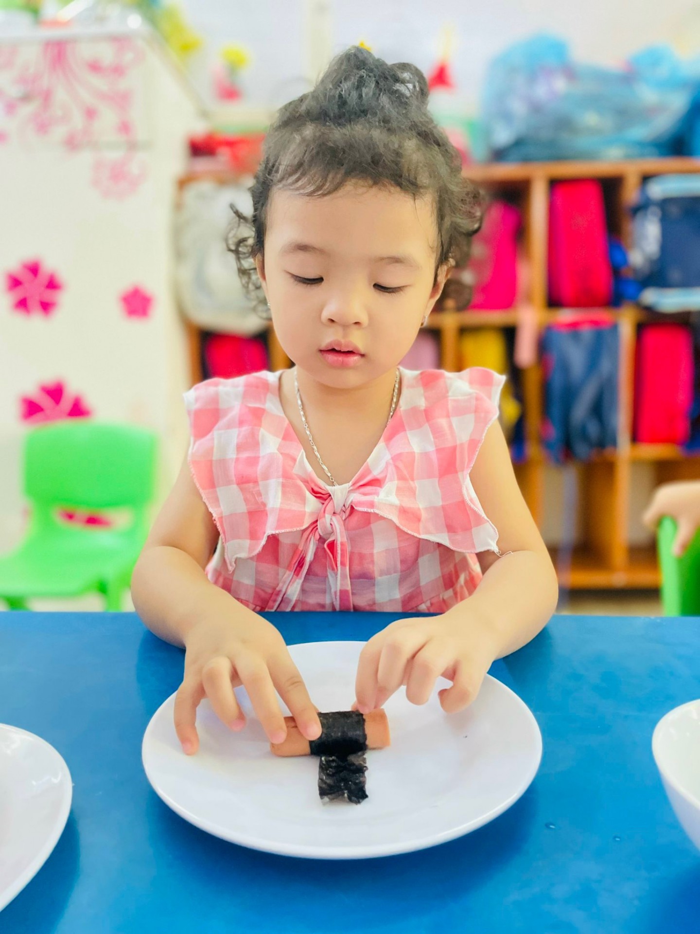 BÉ CHUẨN BỊ TIỆC GIÁNG SINH