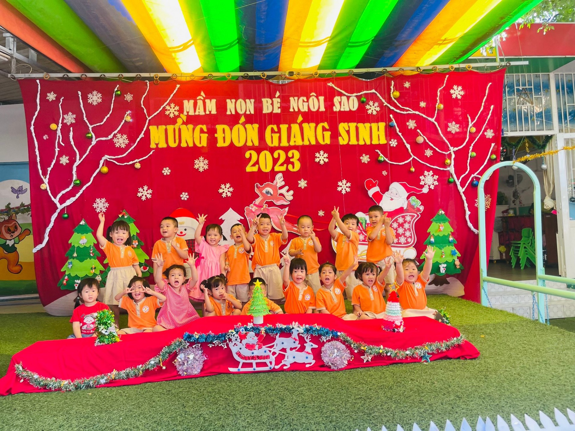 BÉ CHUẨN BỊ TIỆC GIÁNG SINH