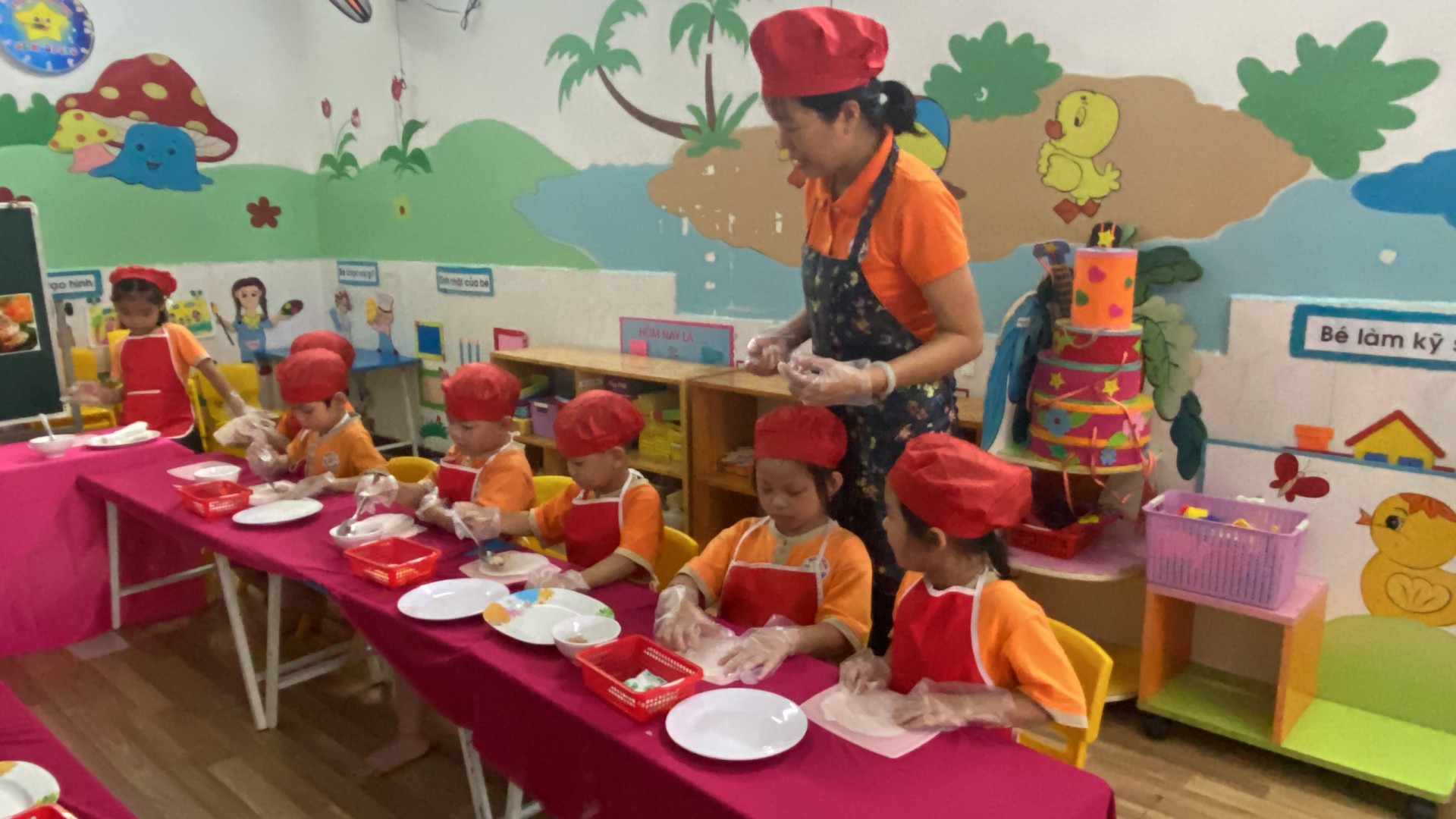 BÉ CHUẨN BỊ TIỆC GIÁNG SINH