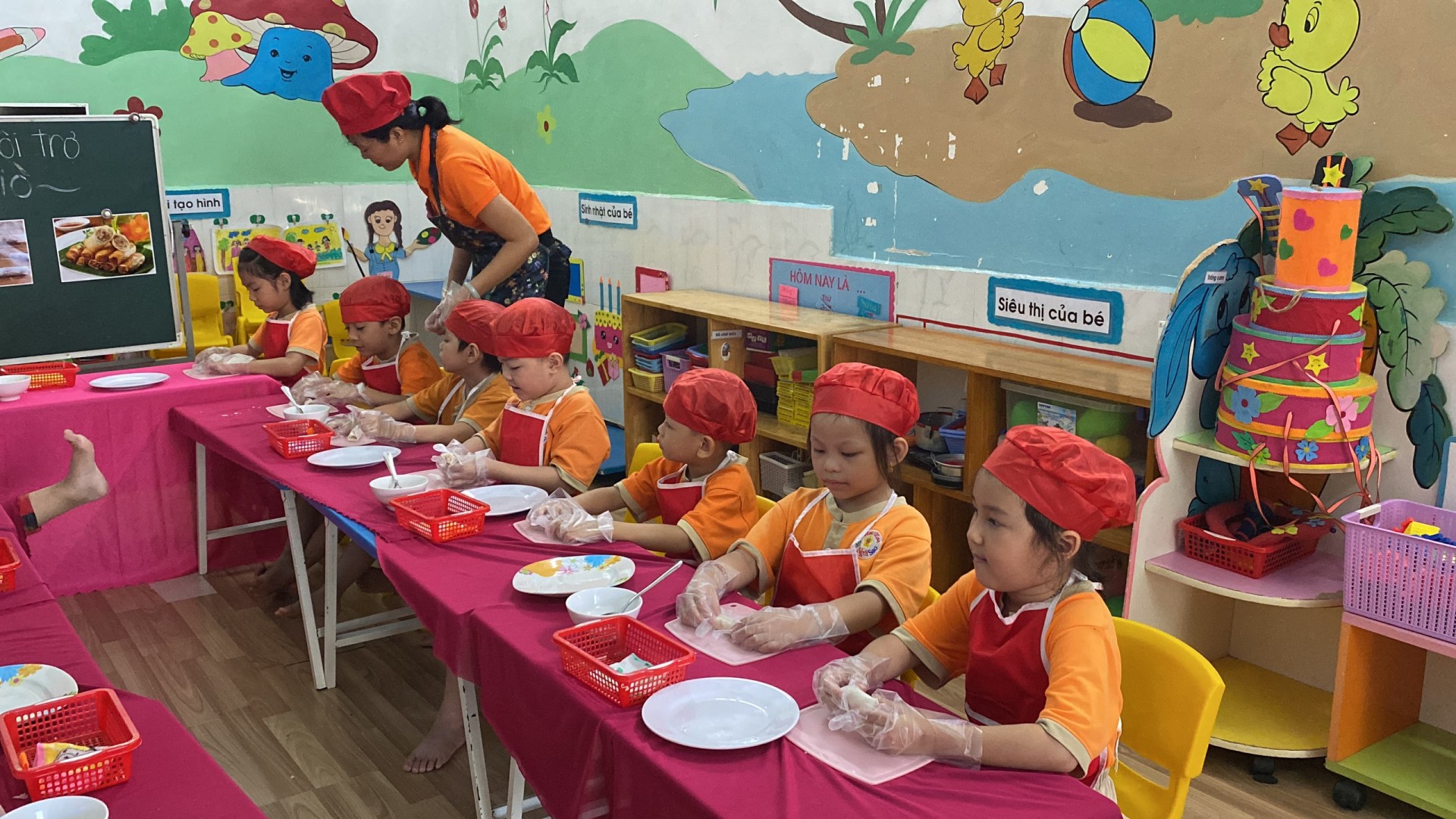 BÉ CHUẨN BỊ TIỆC GIÁNG SINH