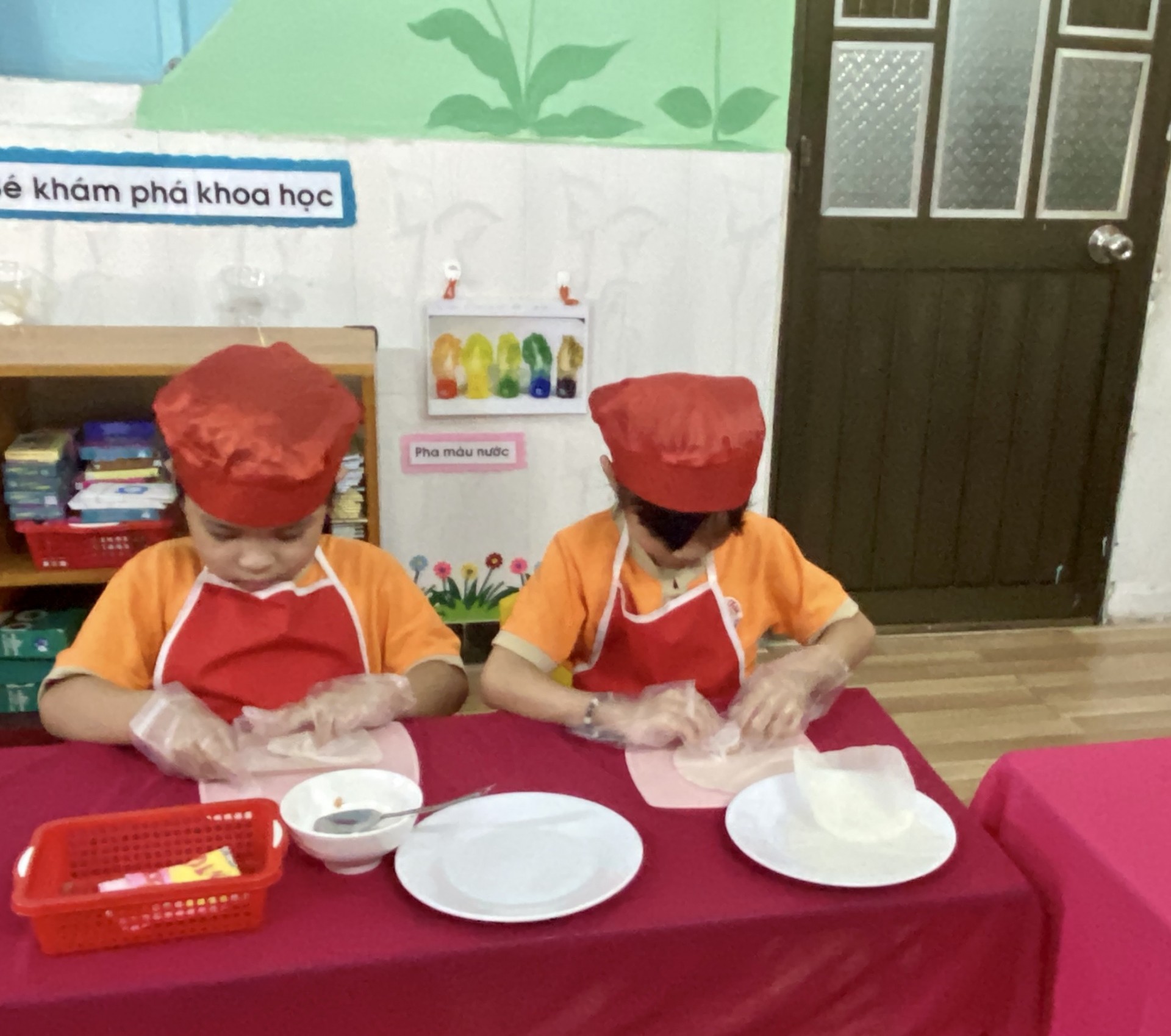 BÉ CHUẨN BỊ TIỆC GIÁNG SINH