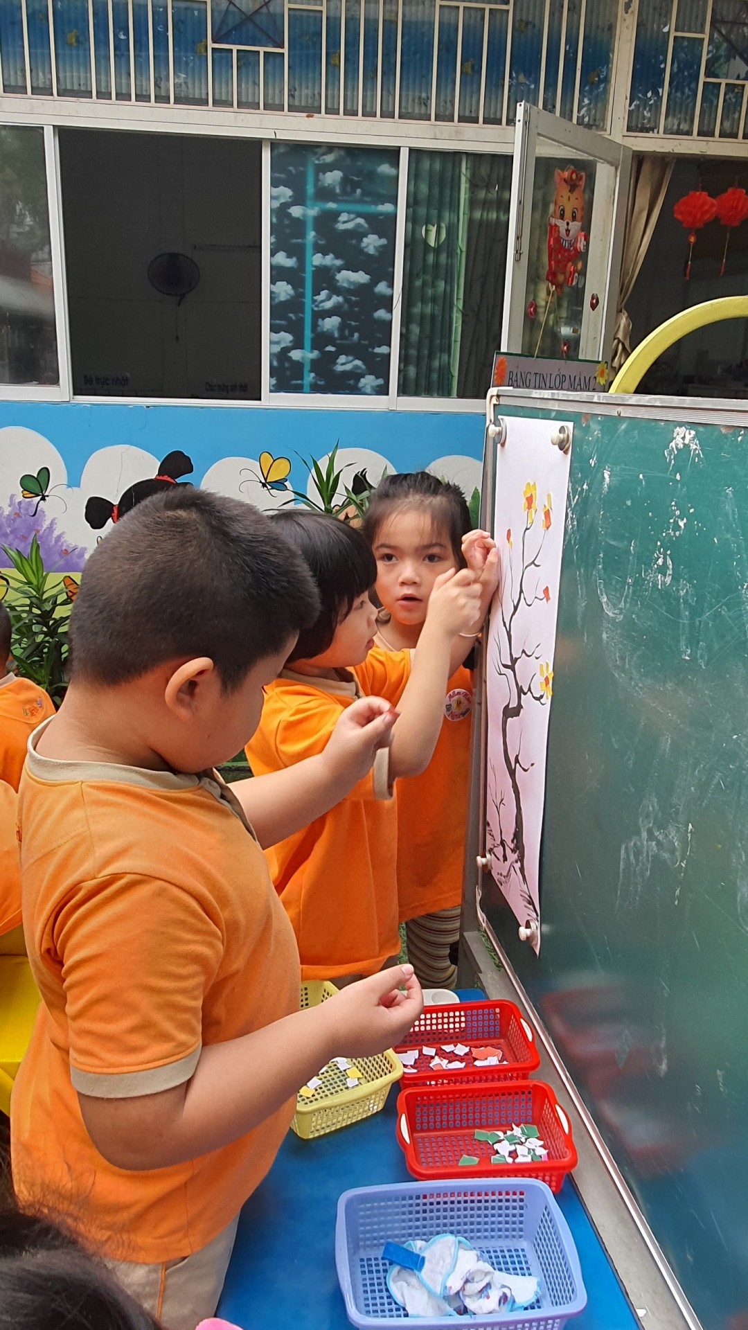 BÉ TRANG TRÍ TẾT 2023