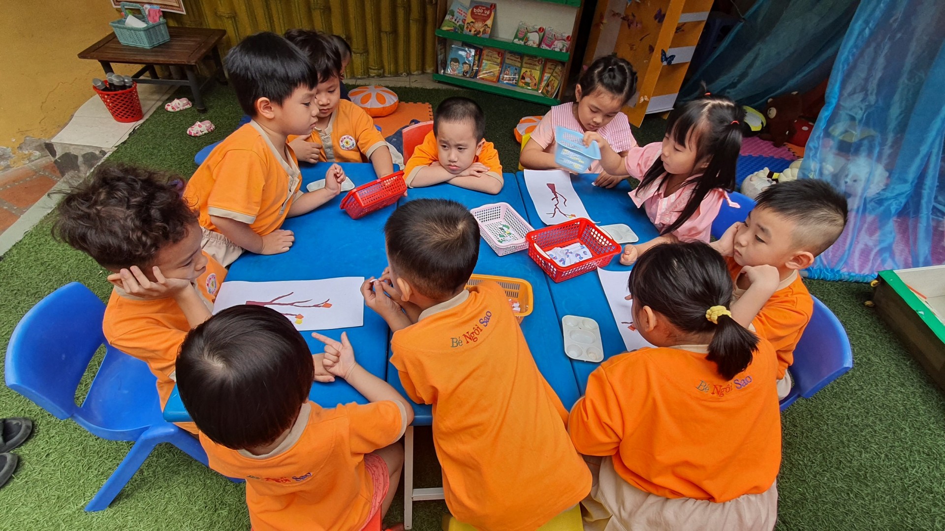 BÉ TRANG TRÍ TẾT 2023