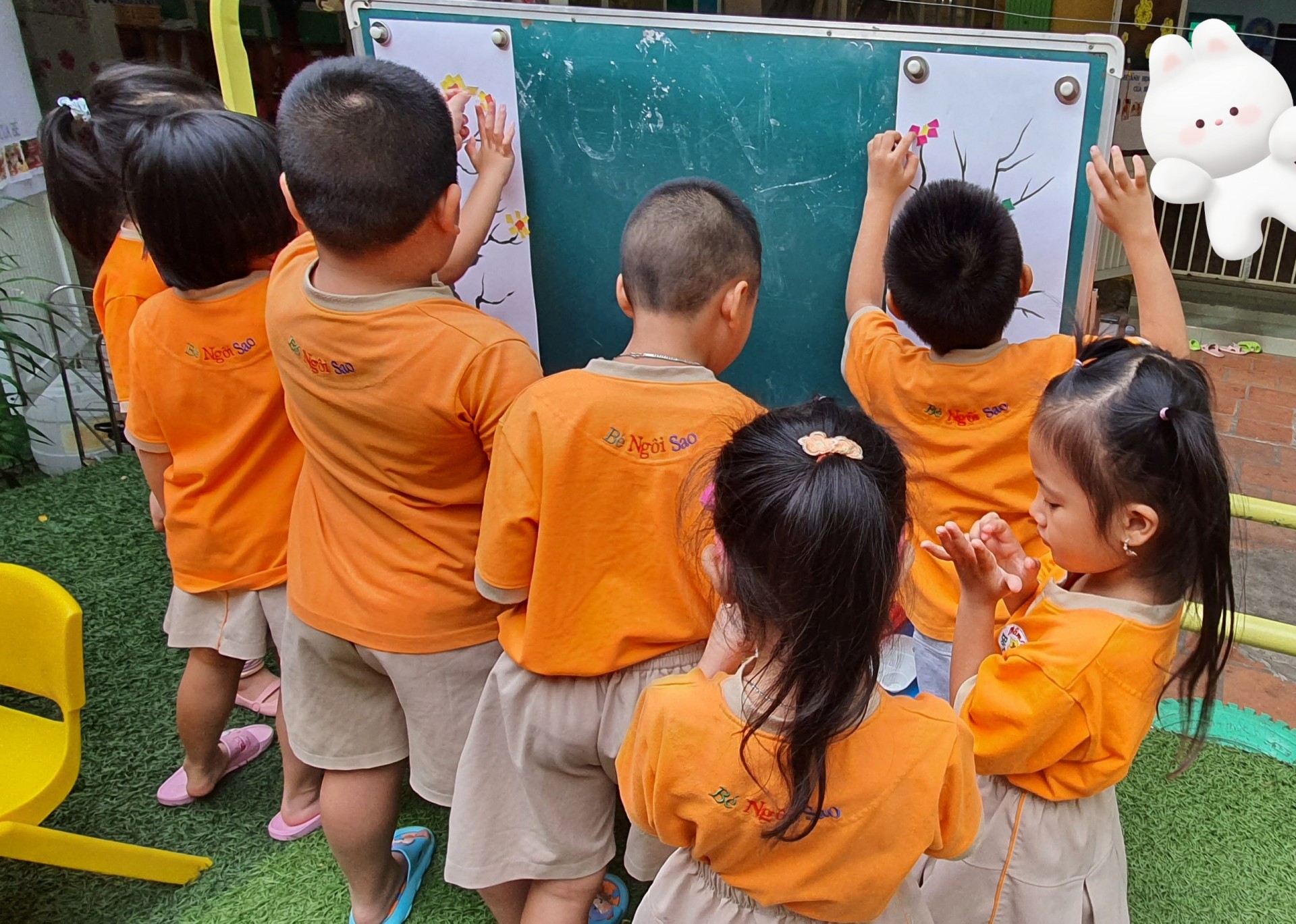 BÉ TRANG TRÍ TẾT 2023