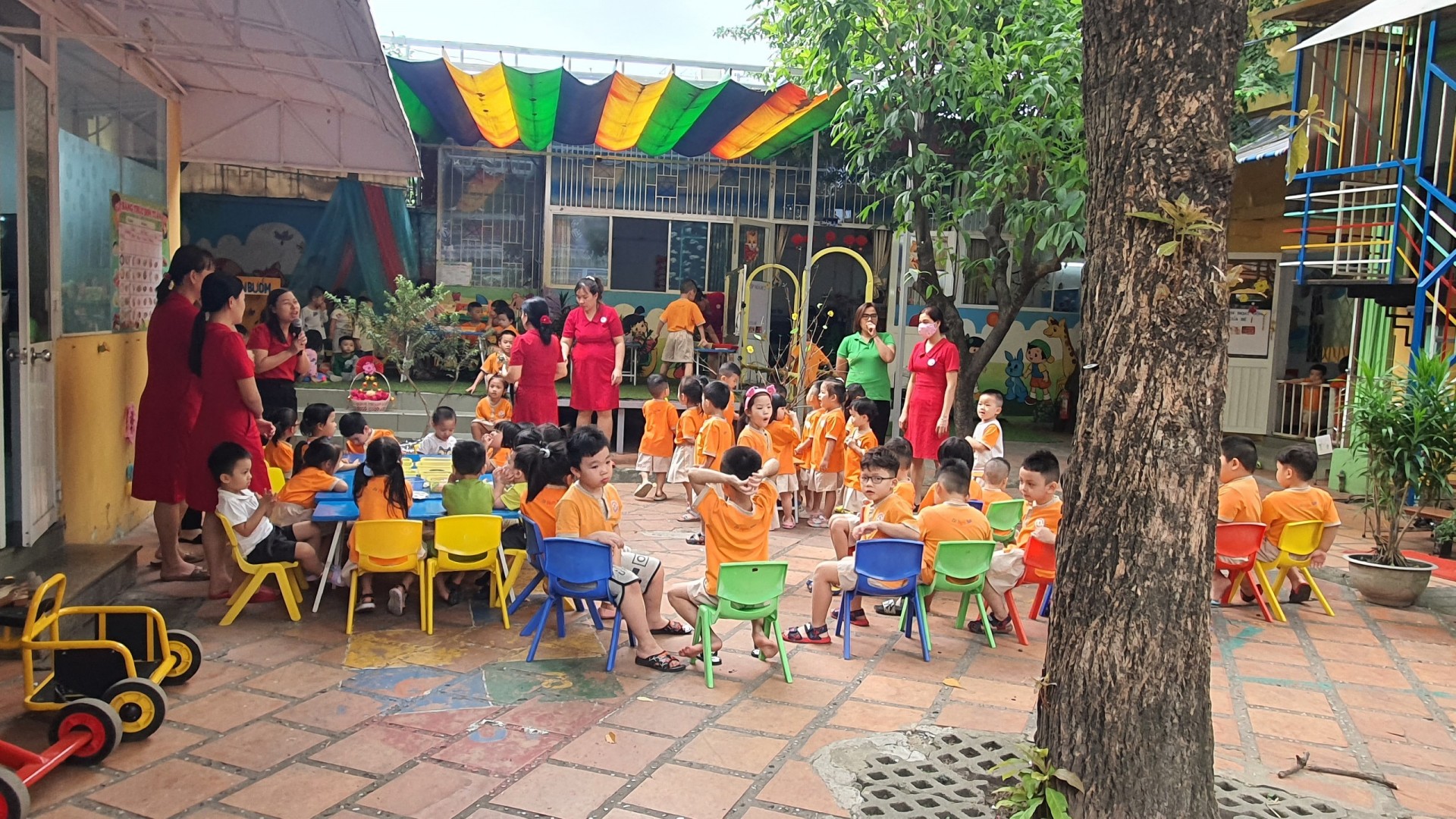 BÉ TRANG TRÍ TẾT 2023