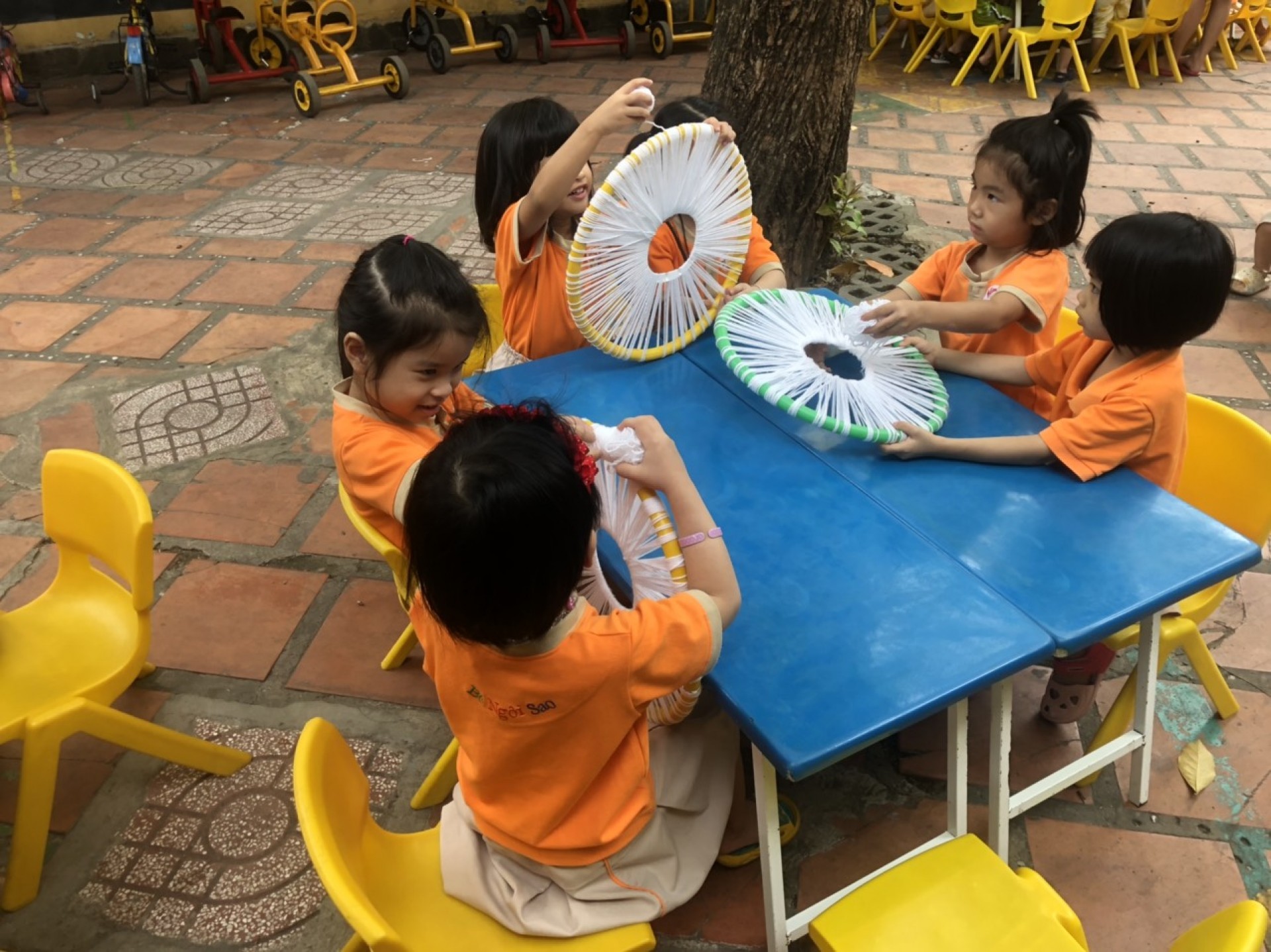 BÉ TRANG TRÍ TẾT 2023