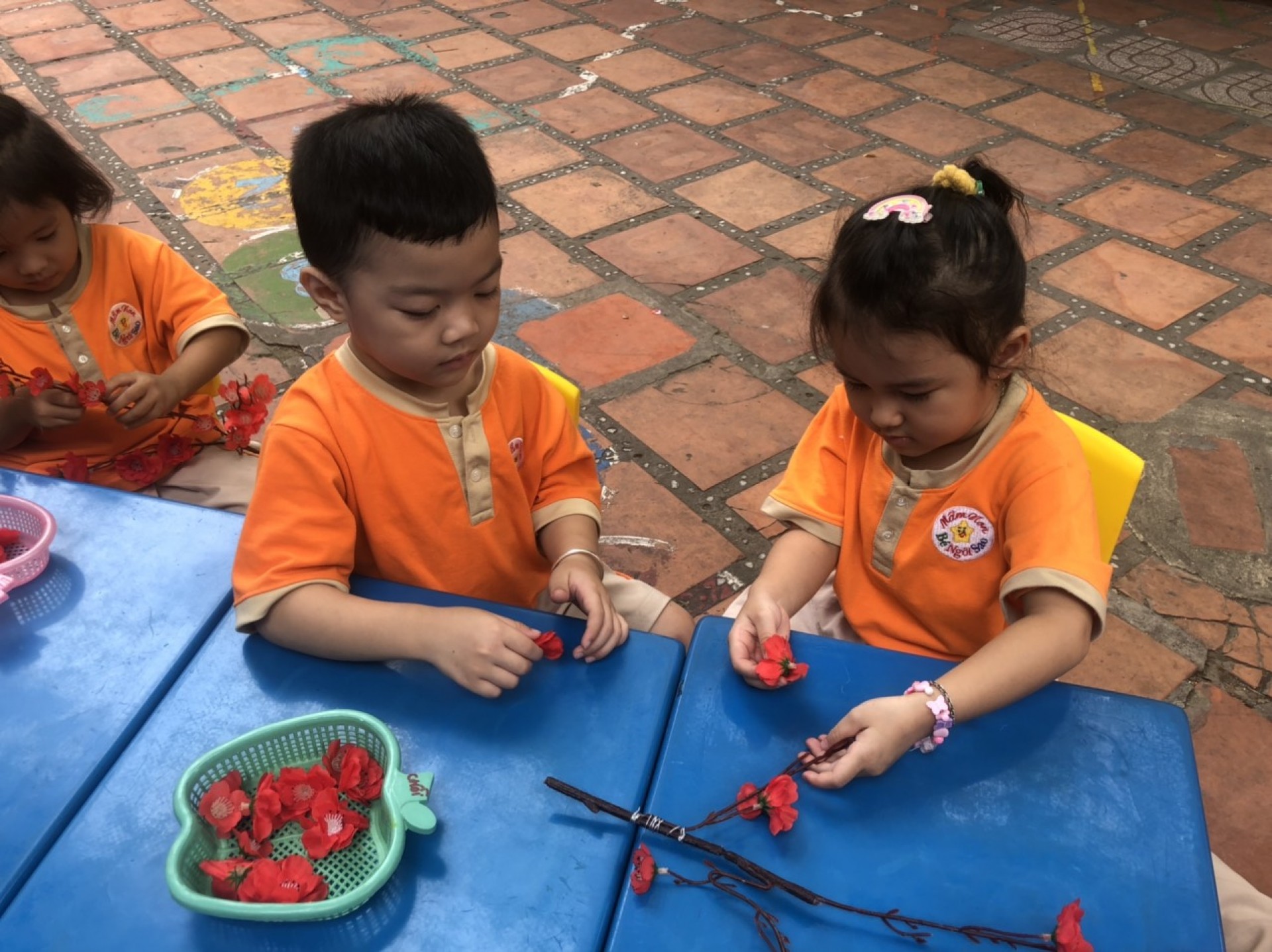 BÉ TRANG TRÍ TẾT 2023