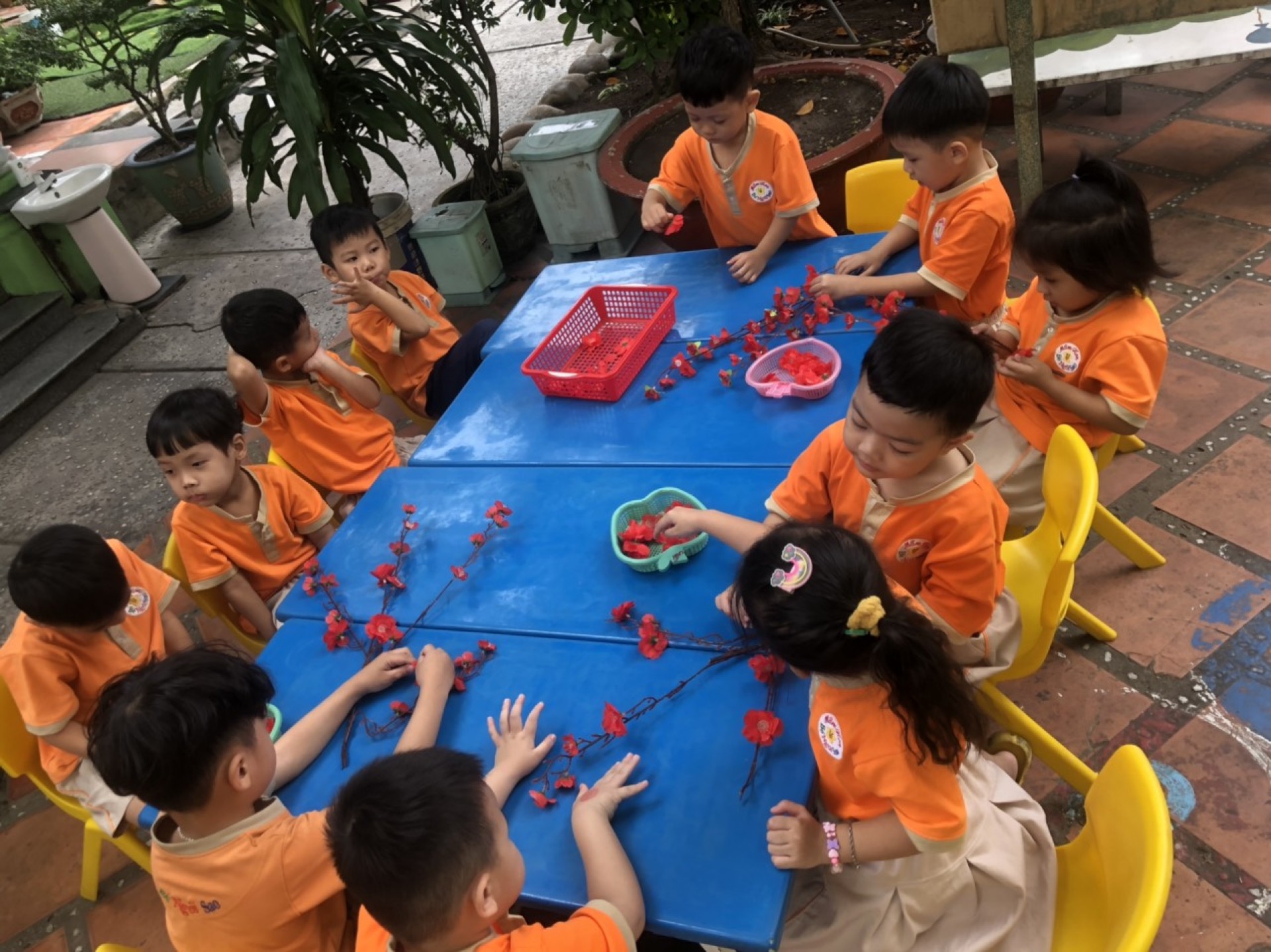 BÉ TRANG TRÍ TẾT 2023