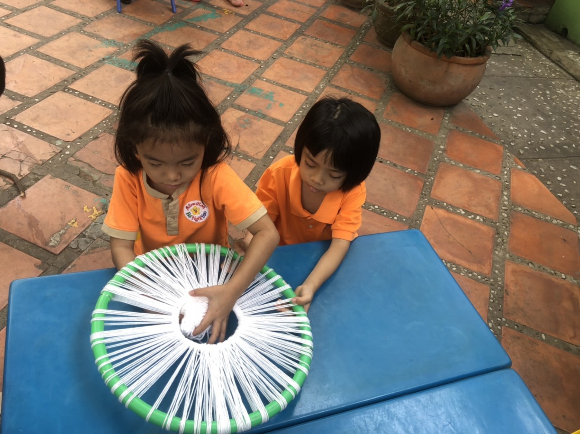 BÉ TRANG TRÍ TẾT 2023