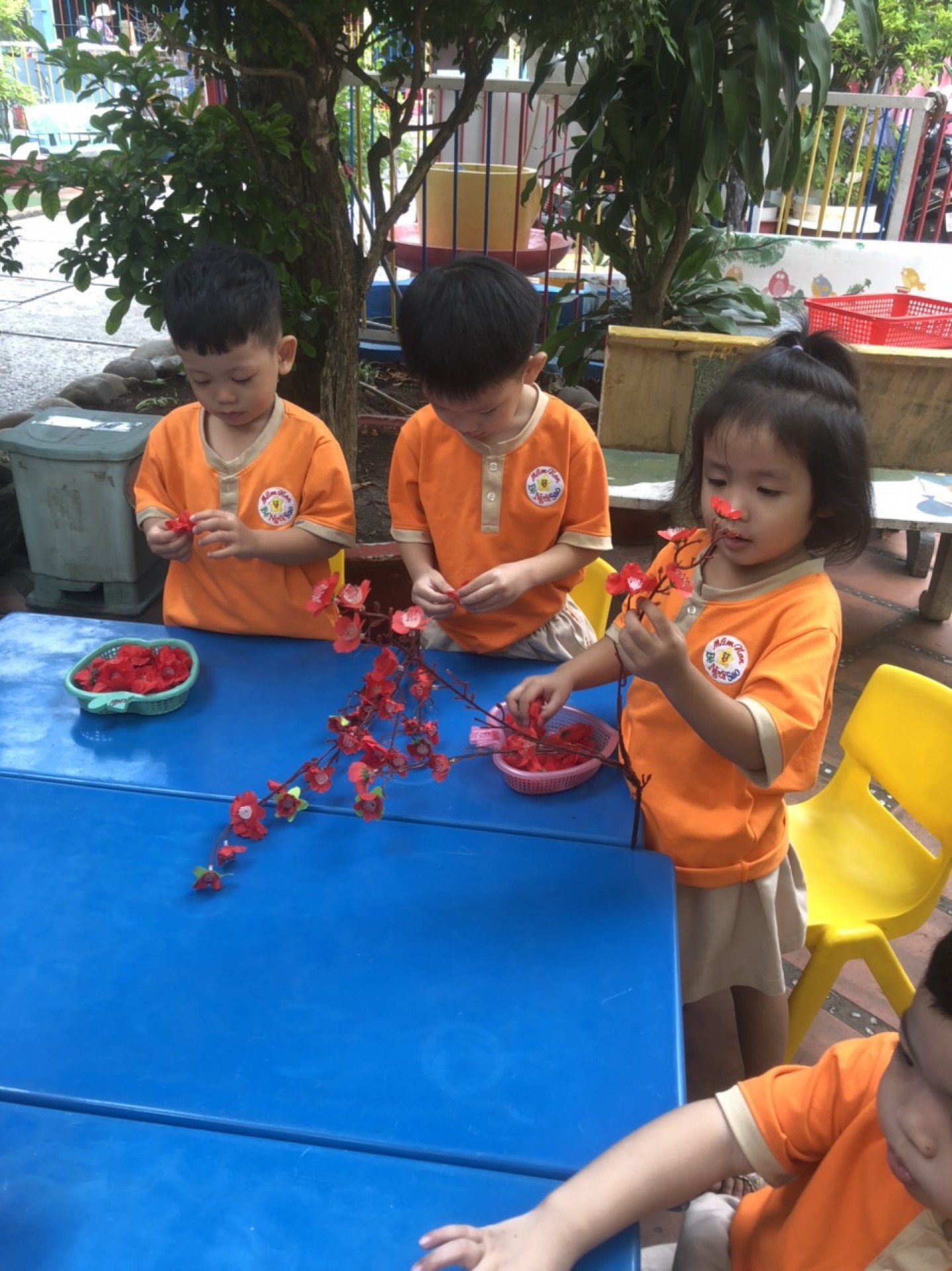 BÉ TRANG TRÍ TẾT 2023