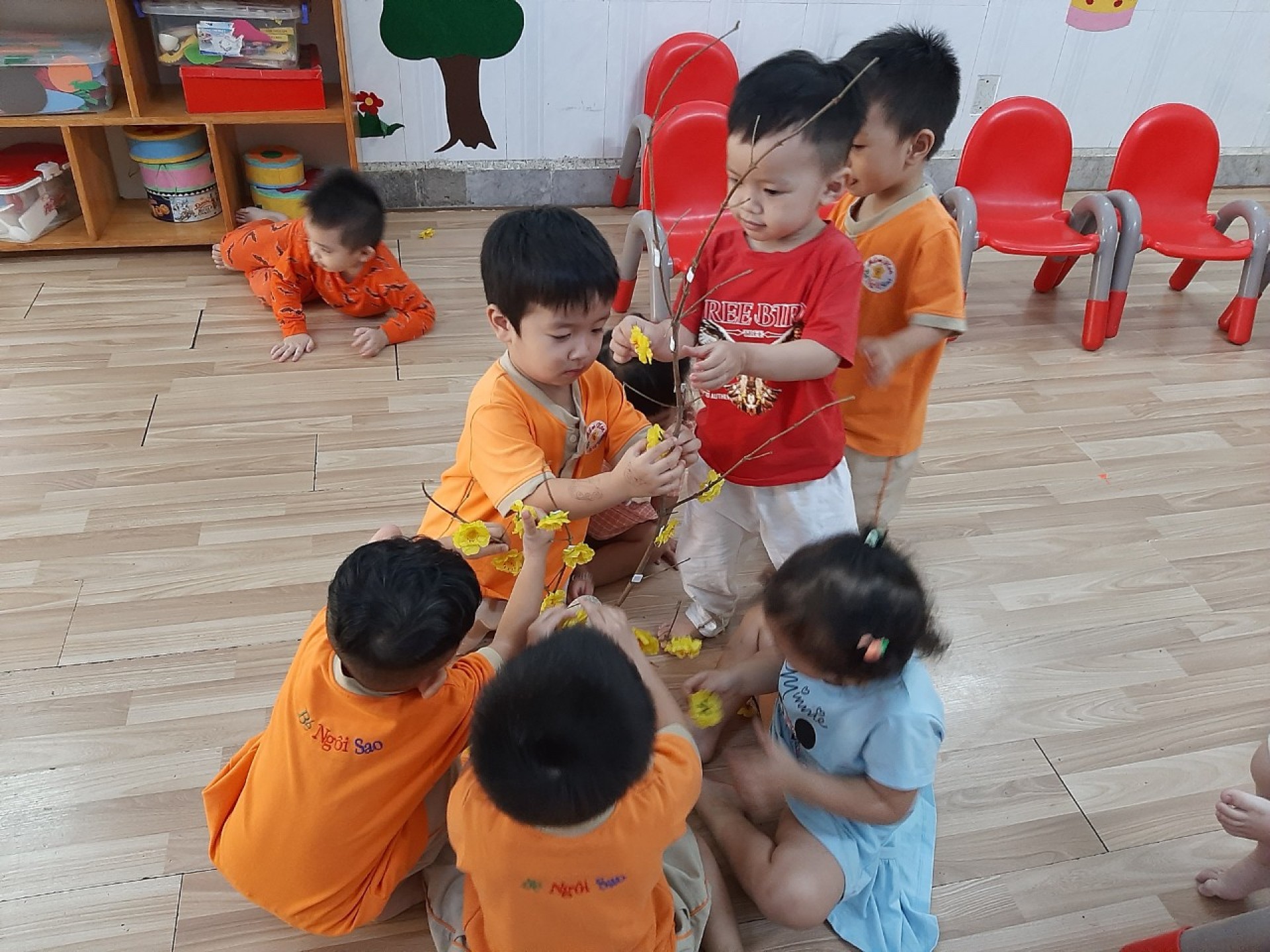 BÉ TRANG TRÍ TẾT 2023