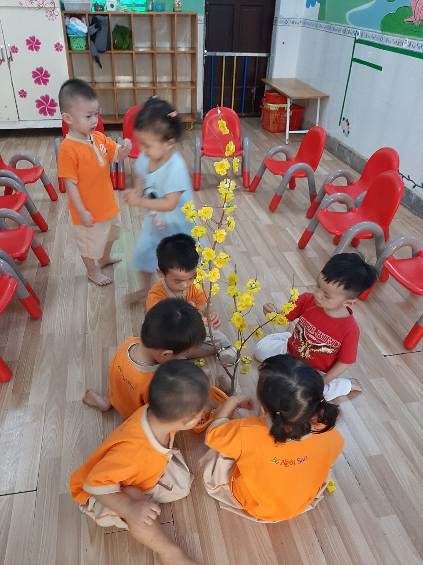 BÉ TRANG TRÍ TẾT 2023