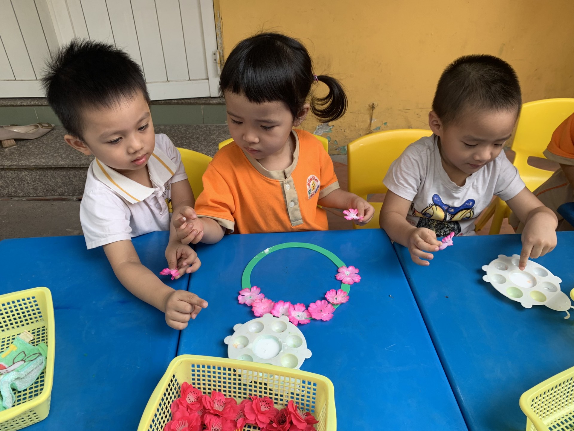 BÉ TRANG TRÍ TẾT 2023