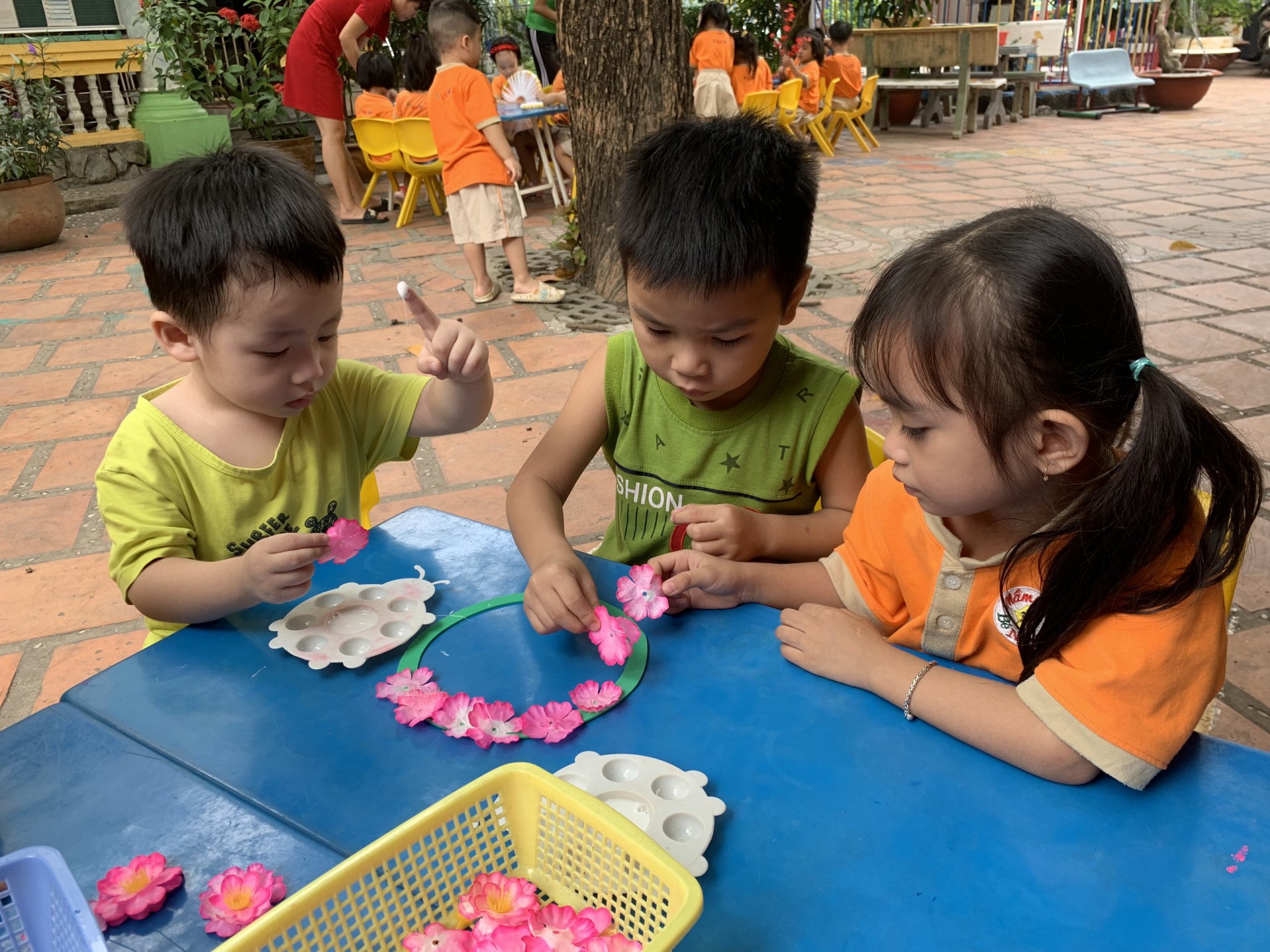 BÉ TRANG TRÍ TẾT 2023