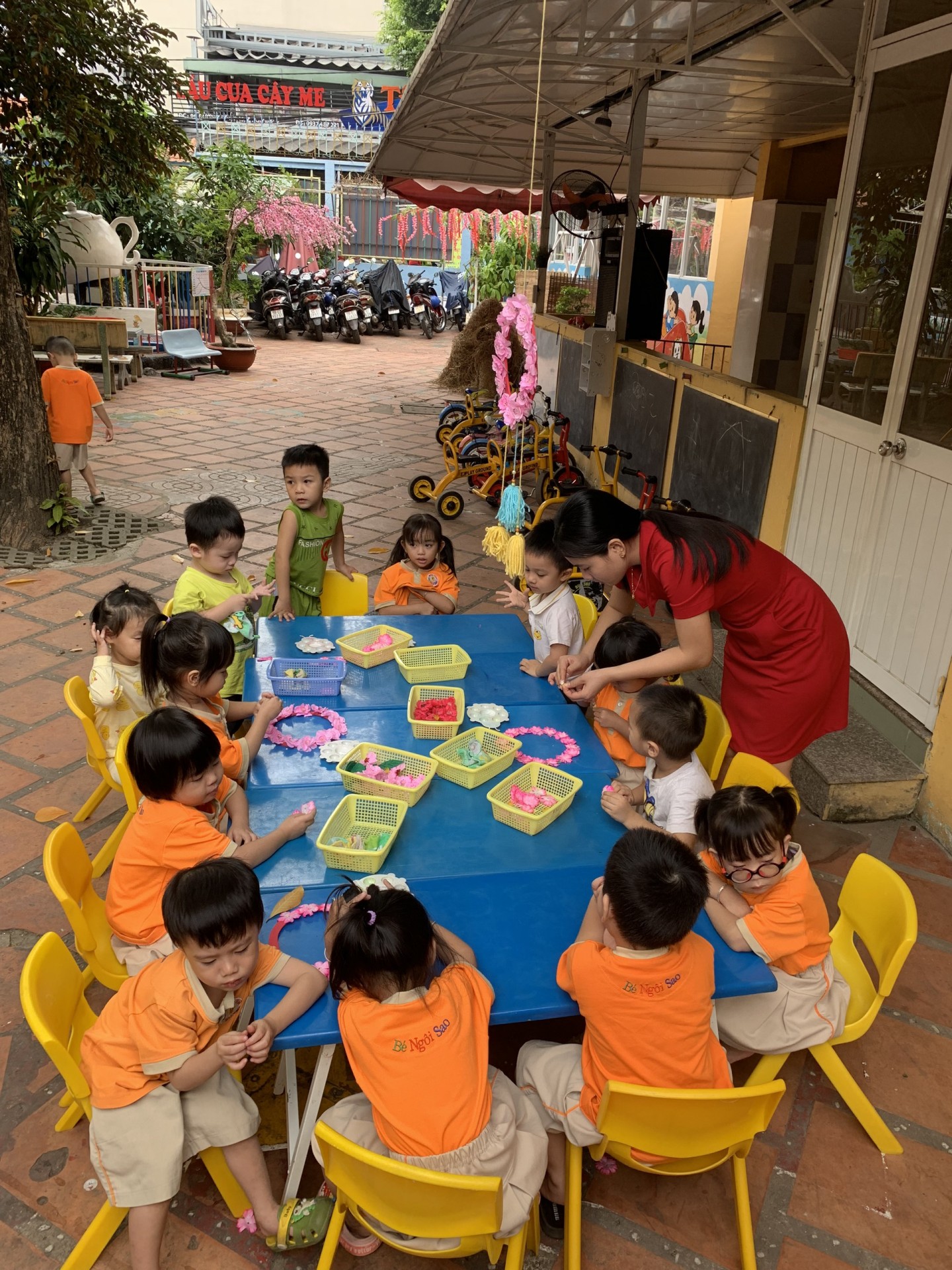 BÉ TRANG TRÍ TẾT 2023