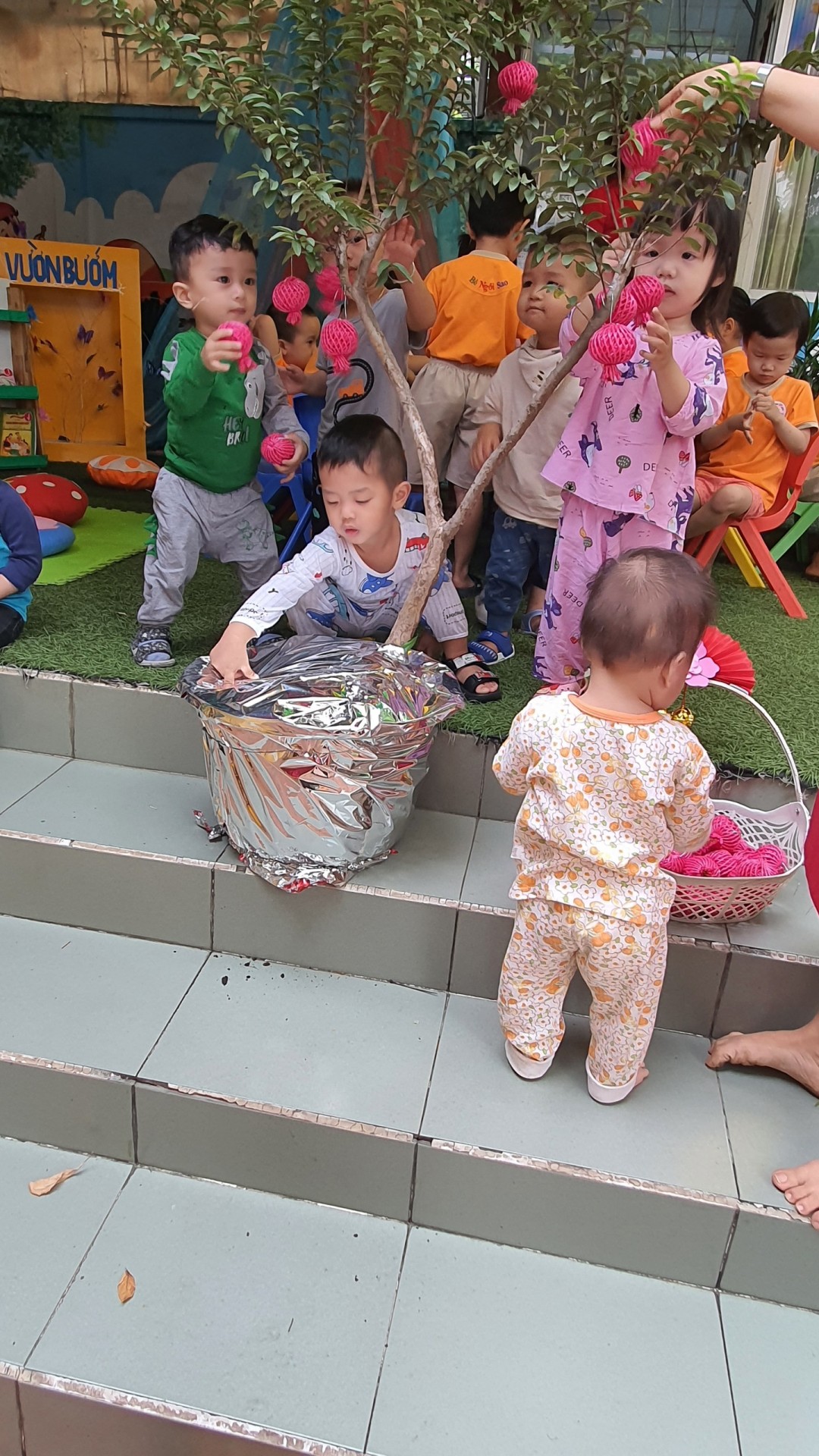 BÉ TRANG TRÍ TẾT 2023