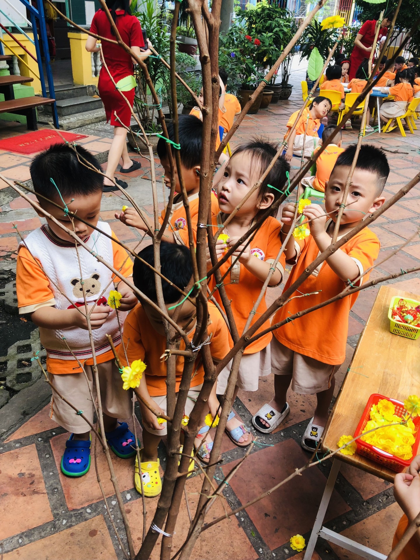 BÉ TRANG TRÍ TẾT 2023