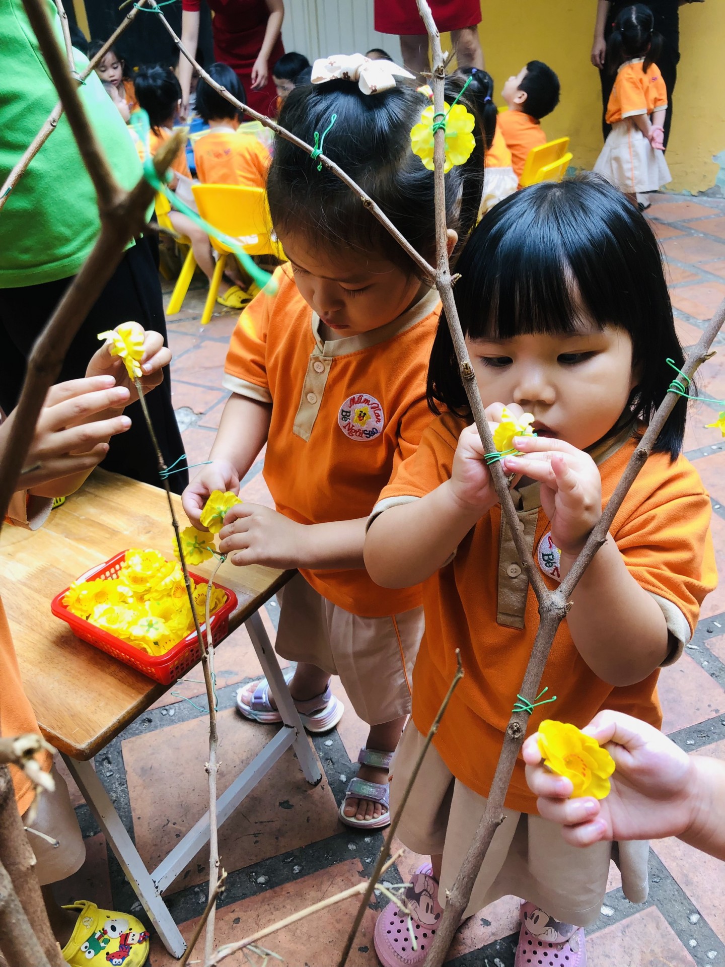 BÉ TRANG TRÍ TẾT 2023