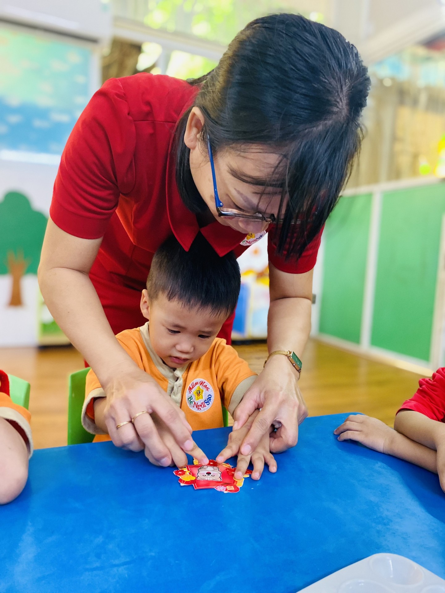 BÉ TRANG TRÍ TẾT 2023