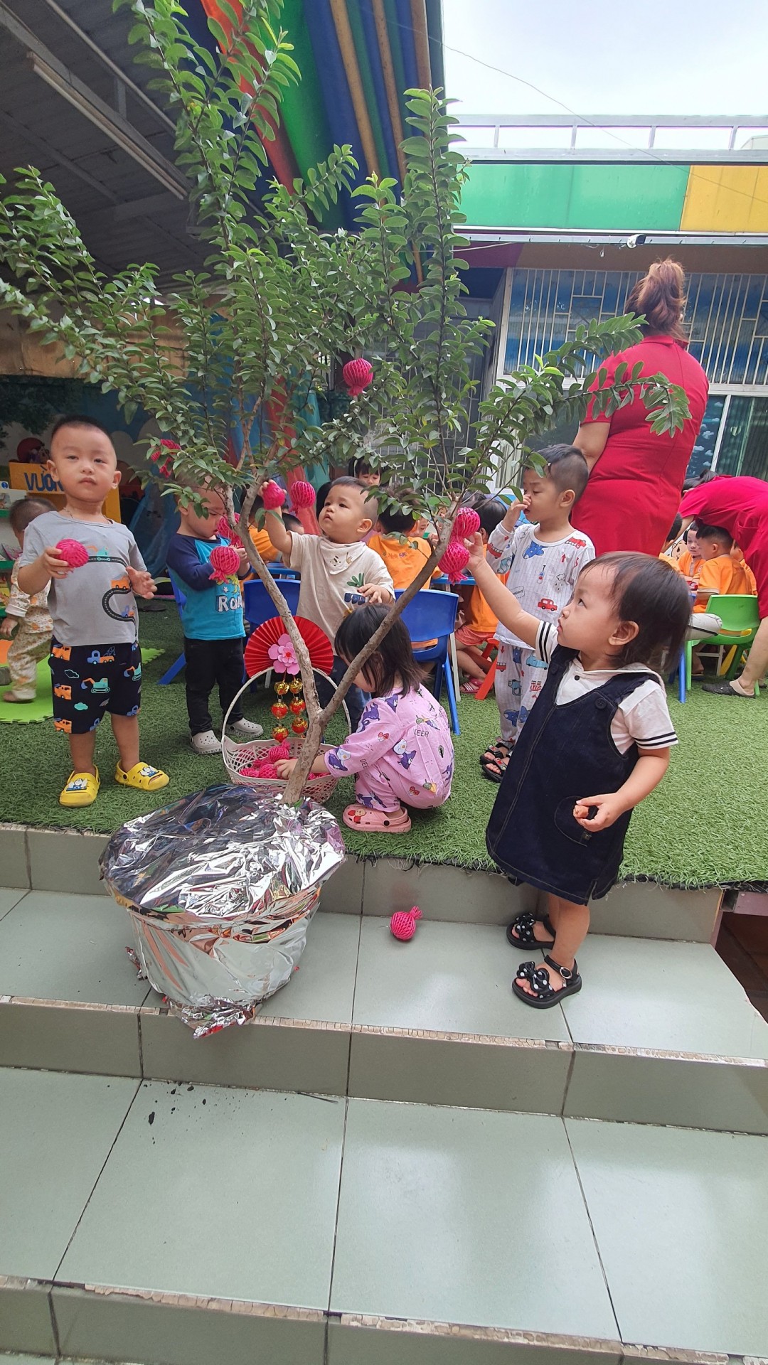 BÉ TRANG TRÍ TẾT 2023