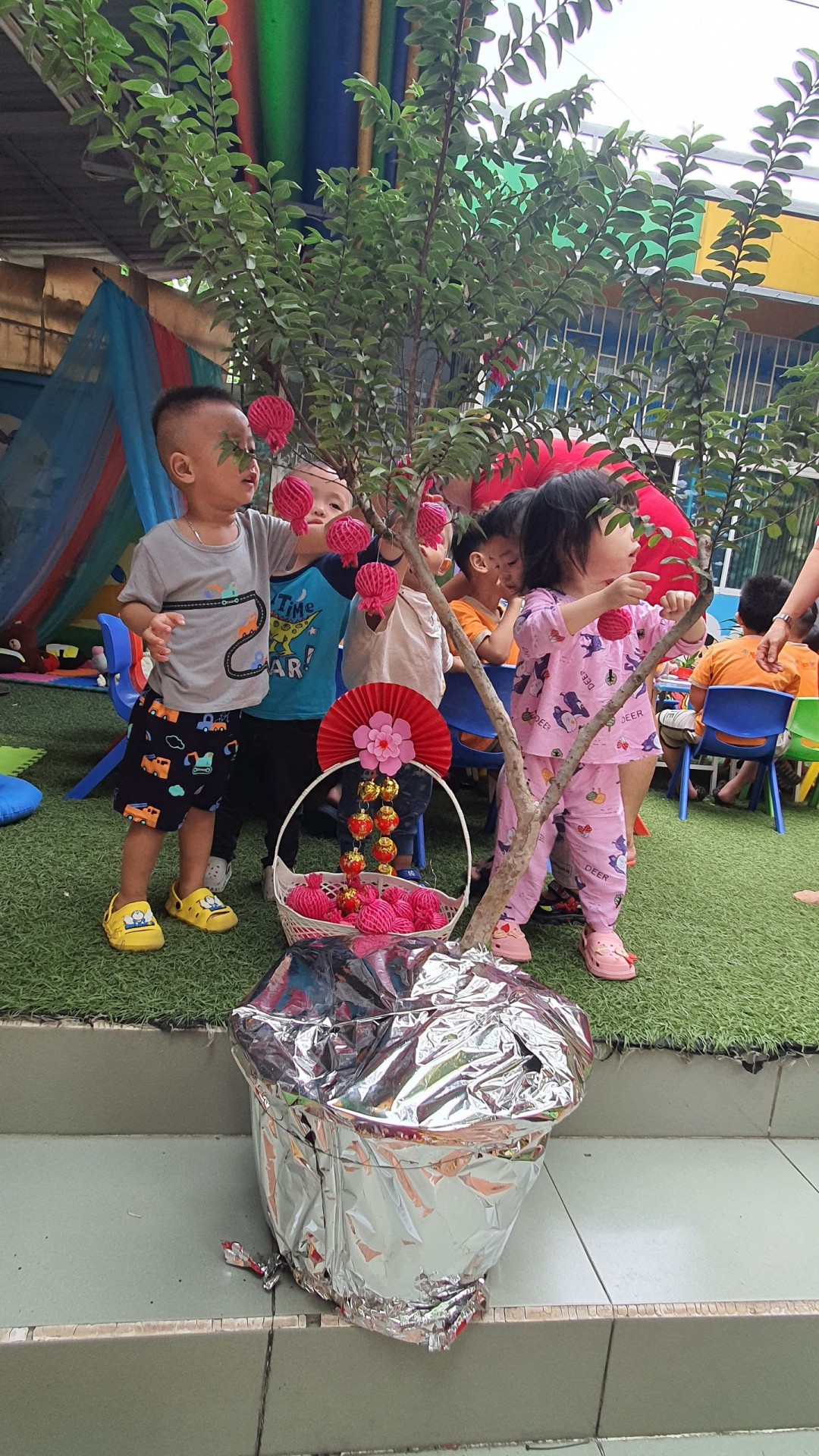 BÉ TRANG TRÍ TẾT 2023