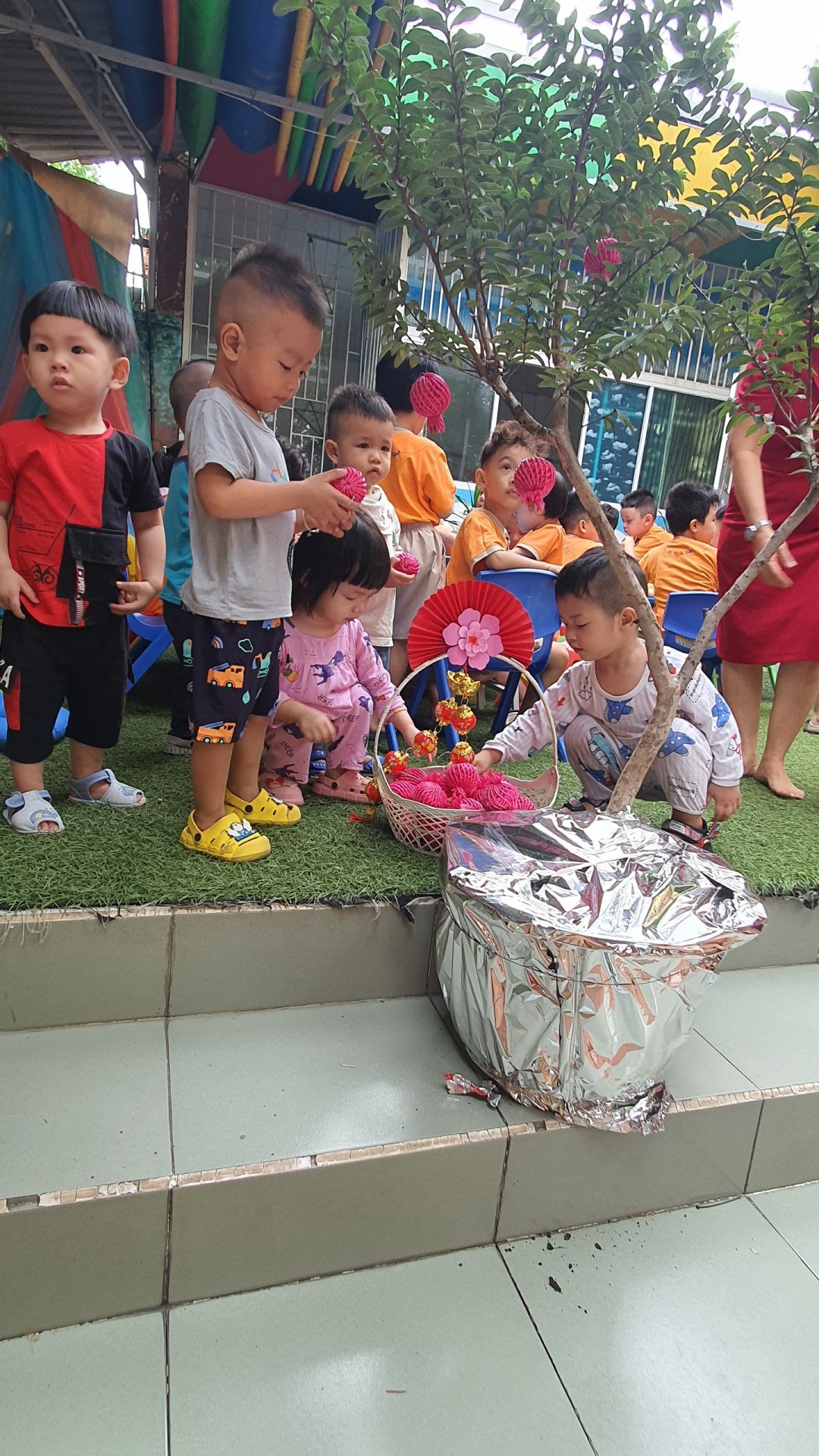 BÉ TRANG TRÍ TẾT 2023