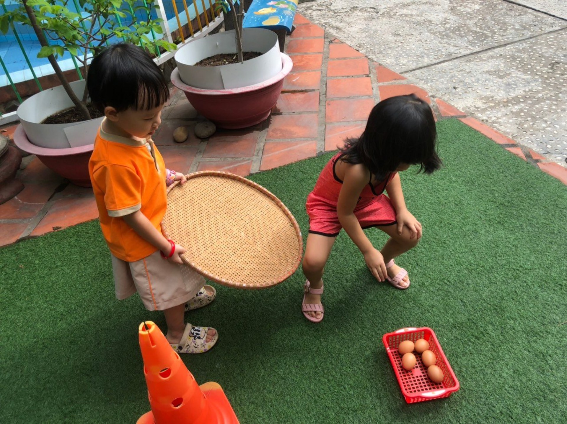 LỚP CHỒI BÉ TÌM HIỂU TRỨNG CÓ Ở ĐÂU?