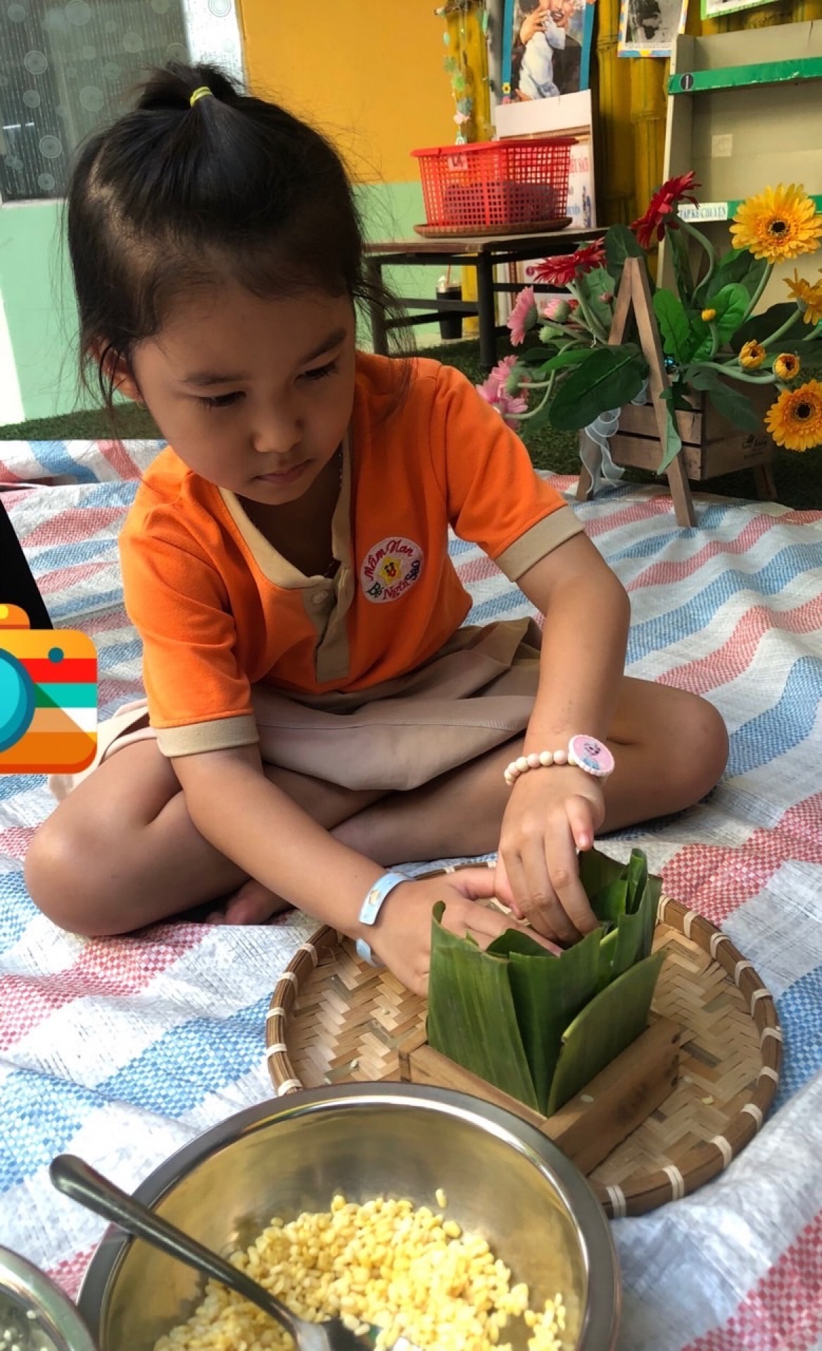 BÉ GÓI BÁNH CHƯNG TẾT 2024