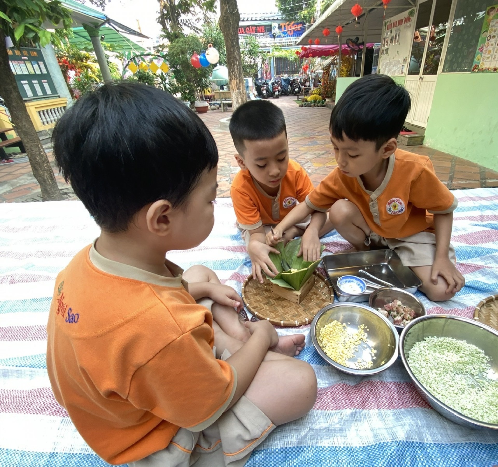 BÉ GÓI BÁNH CHƯNG TẾT 2024