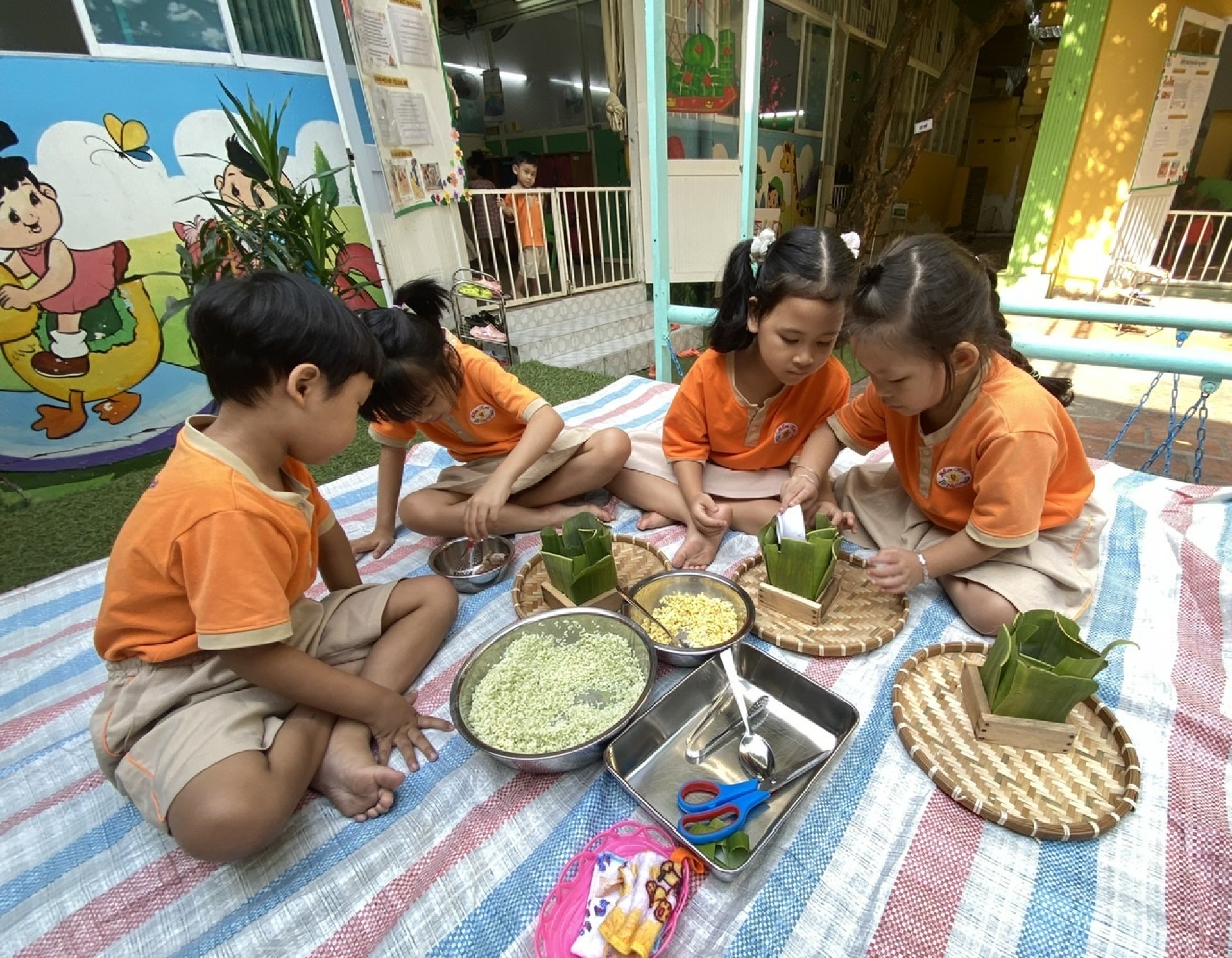 BÉ GÓI BÁNH CHƯNG TẾT 2024