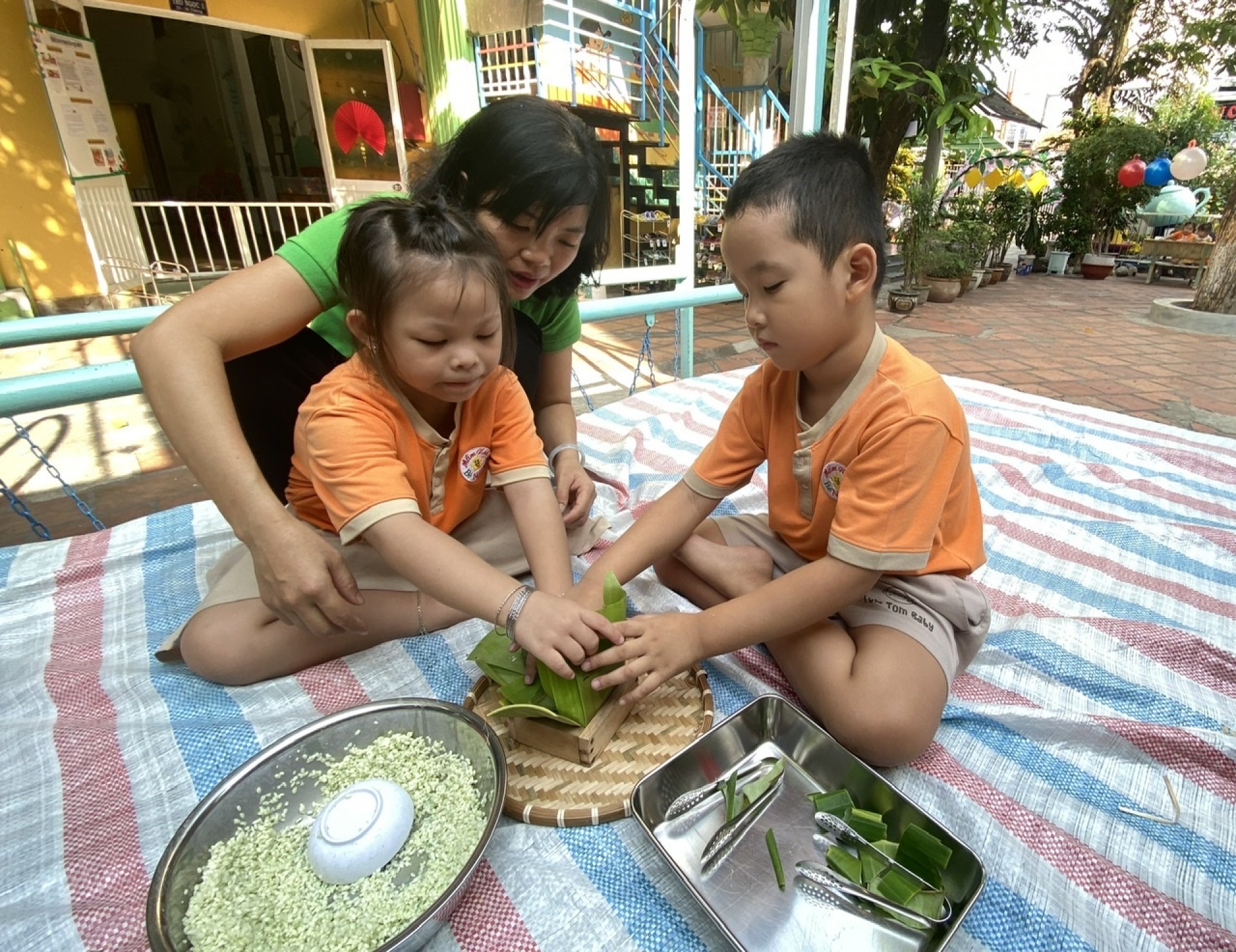 BÉ GÓI BÁNH CHƯNG TẾT 2024