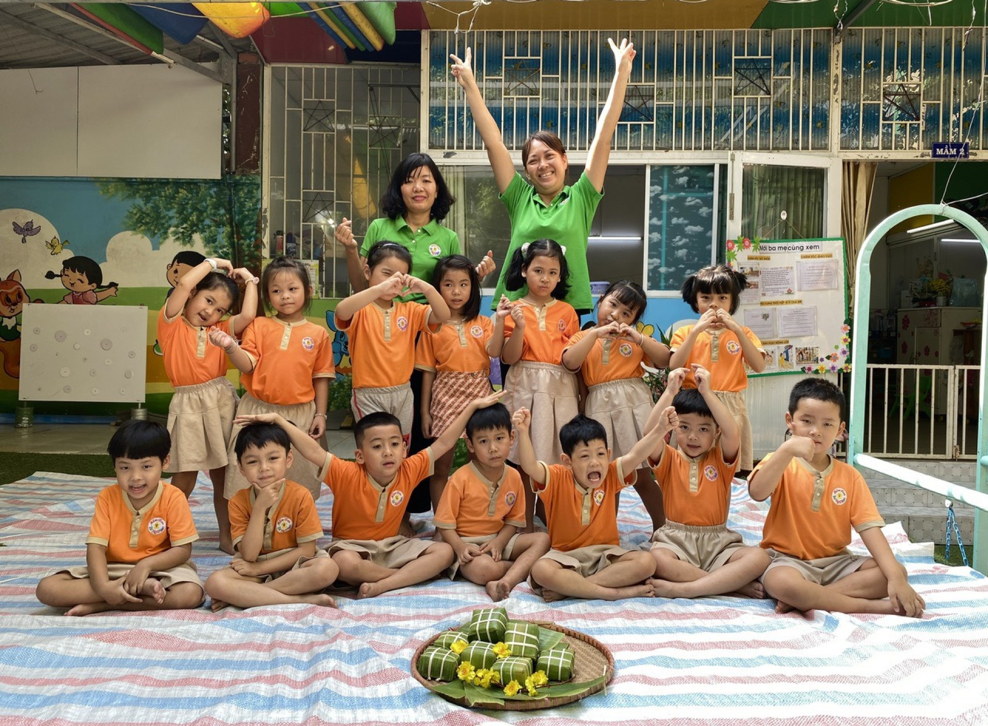 BÉ GÓI BÁNH CHƯNG TẾT 2024