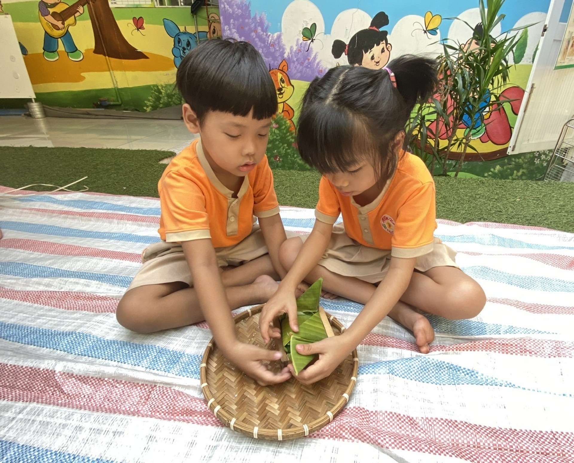 BÉ GÓI BÁNH CHƯNG TẾT 2024