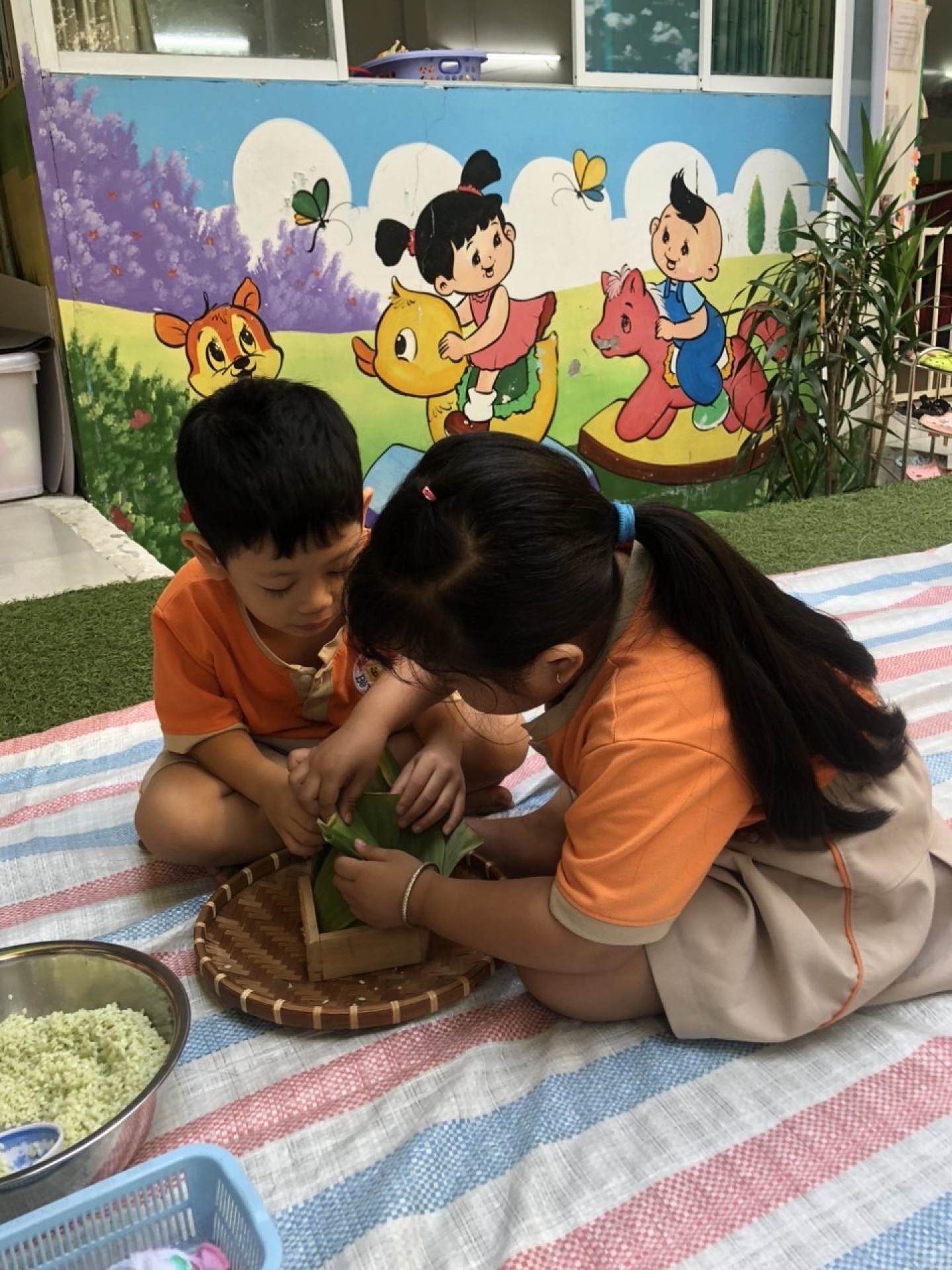 BÉ GÓI BÁNH CHƯNG TẾT 2024