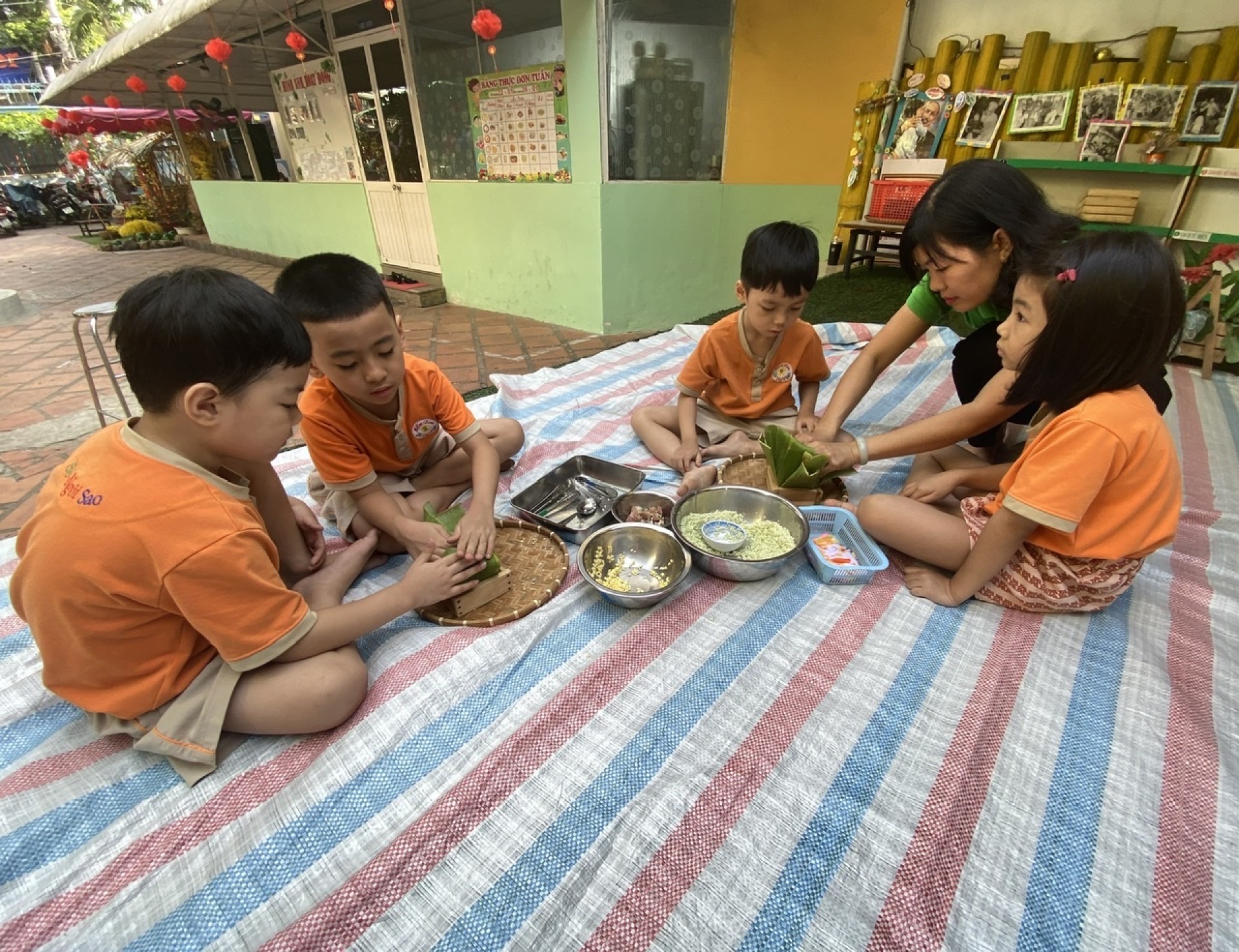 BÉ GÓI BÁNH CHƯNG TẾT 2024