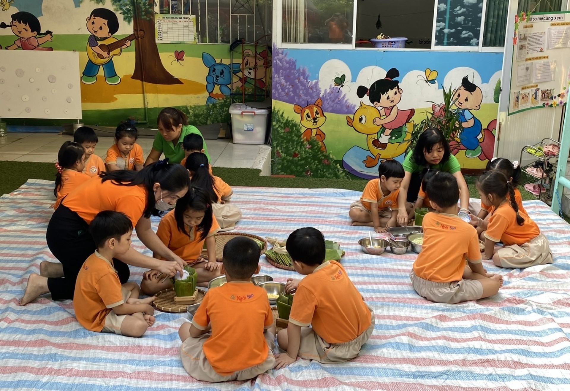 BÉ GÓI BÁNH CHƯNG TẾT 2024