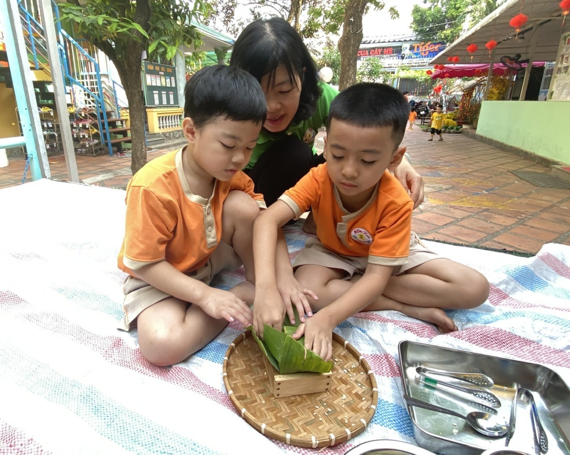 BÉ GÓI BÁNH CHƯNG TẾT 2024