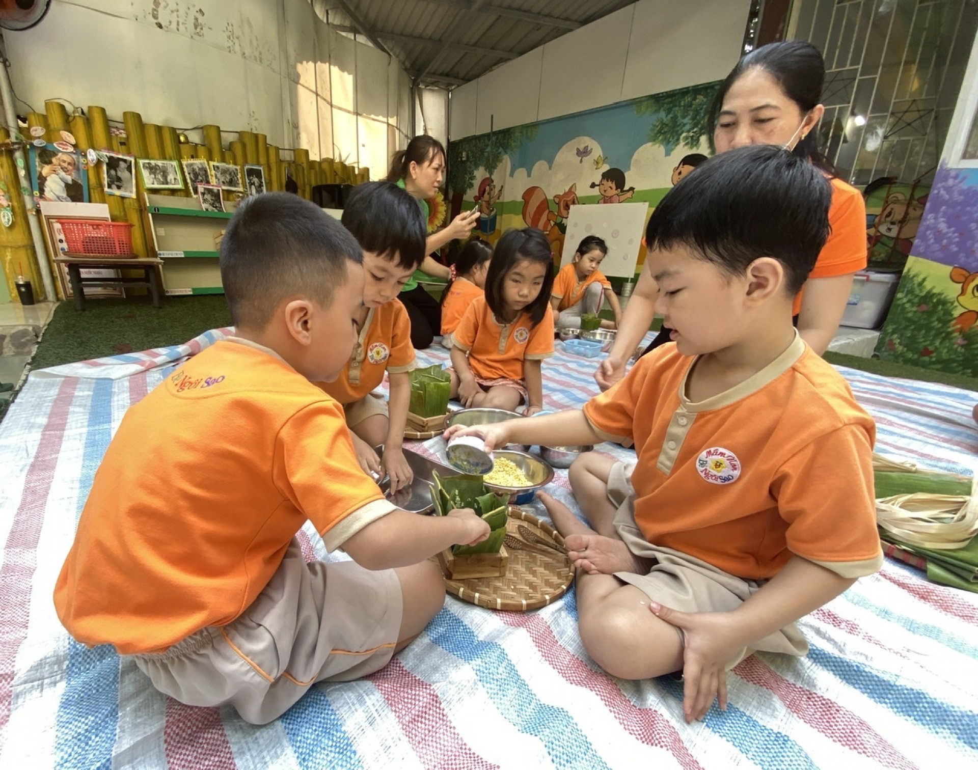 BÉ GÓI BÁNH CHƯNG TẾT 2024