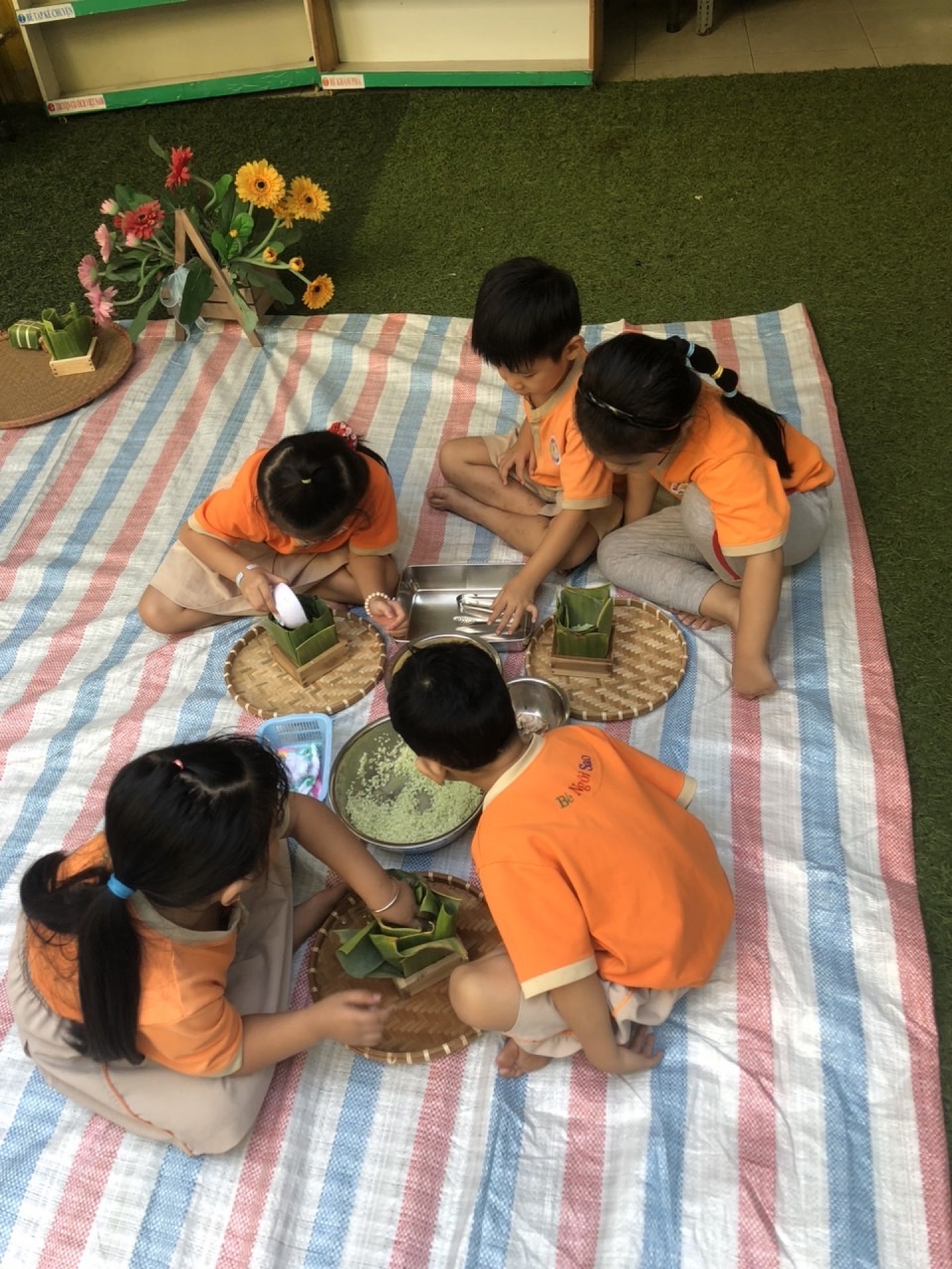 BÉ GÓI BÁNH CHƯNG TẾT 2024