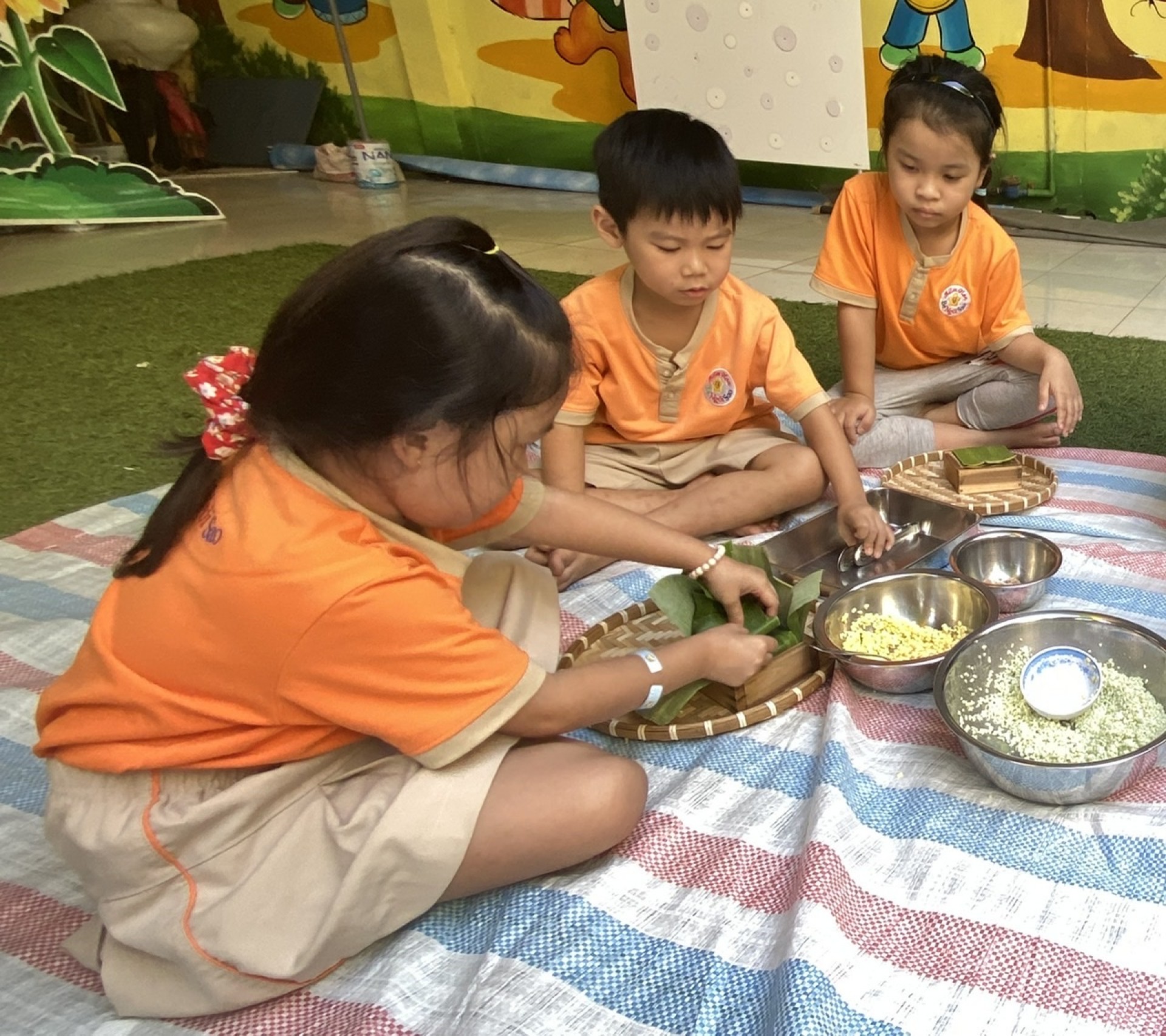 BÉ GÓI BÁNH CHƯNG TẾT 2024