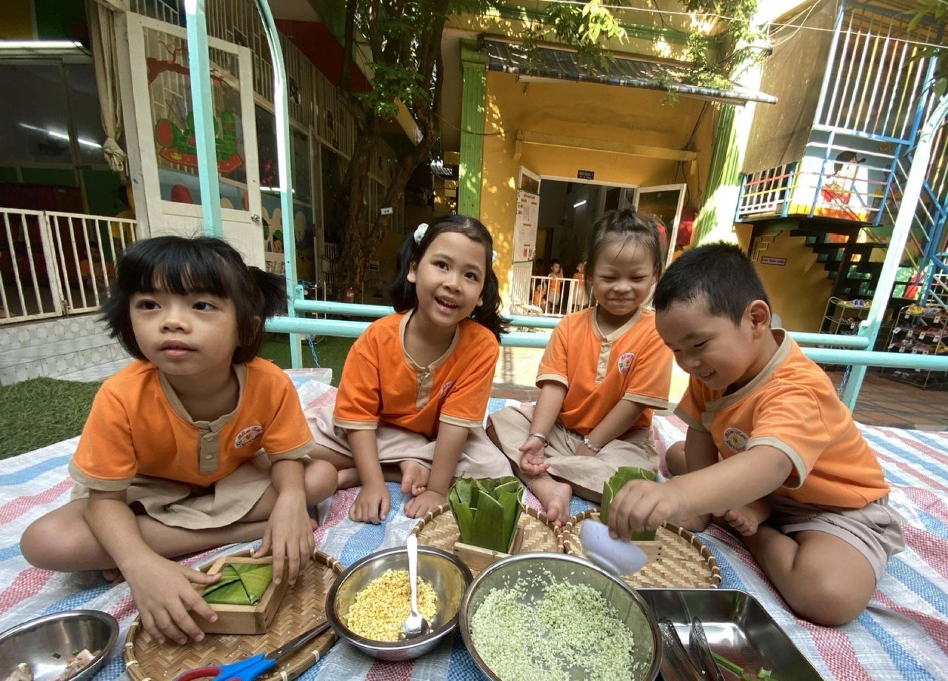 BÉ GÓI BÁNH CHƯNG TẾT 2024