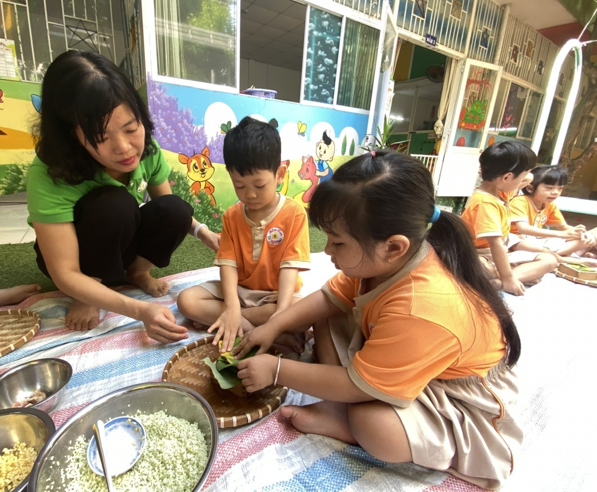 BÉ GÓI BÁNH CHƯNG TẾT 2024