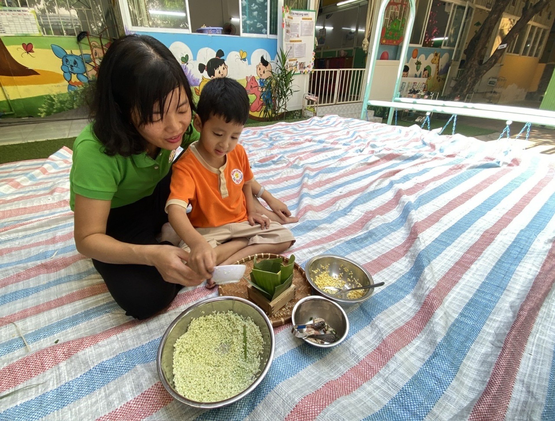 BÉ GÓI BÁNH CHƯNG TẾT 2024