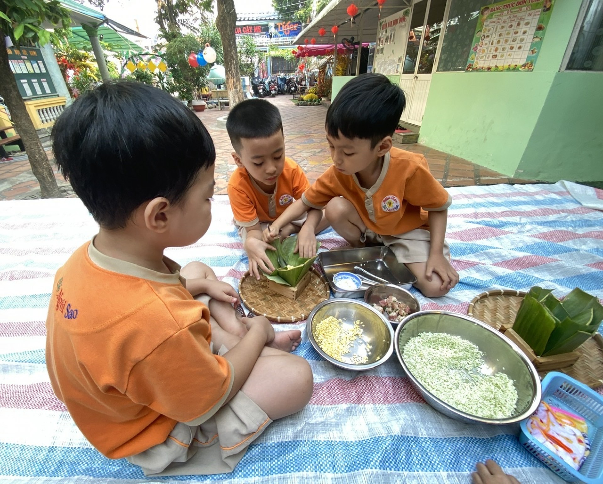 BÉ GÓI BÁNH CHƯNG TẾT 2024