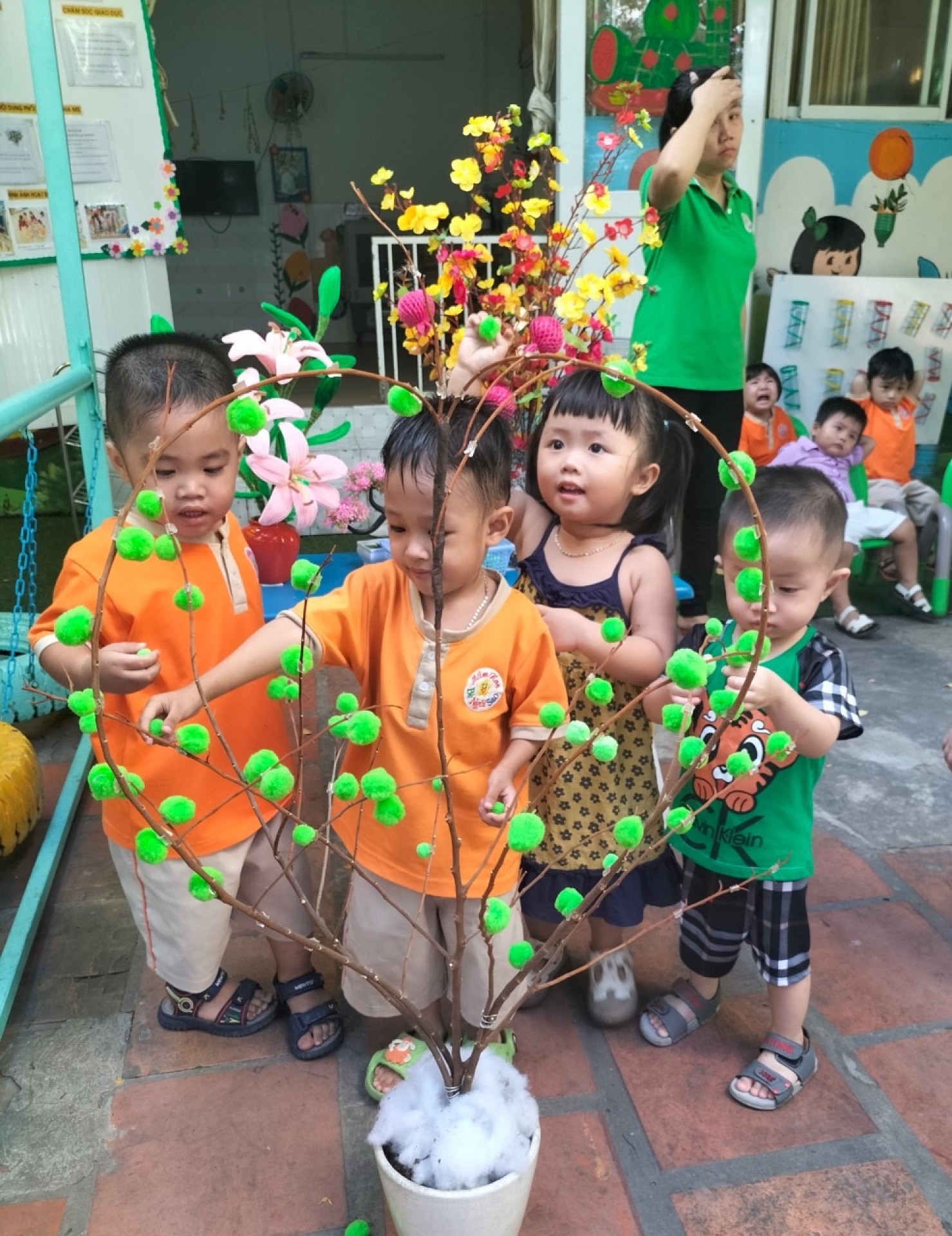 BÉ TRANG TRÍ TẾT 2024